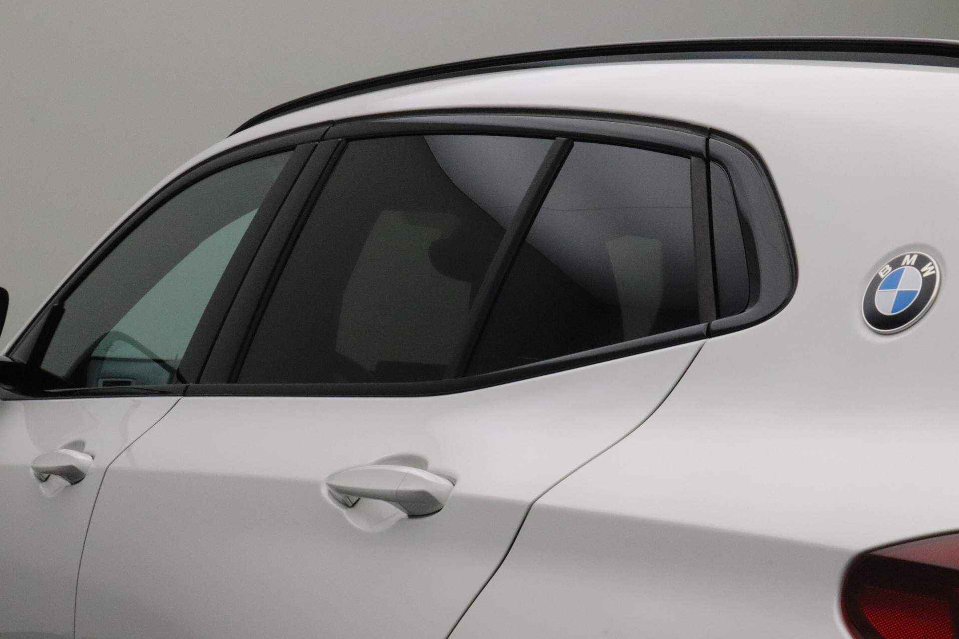 BMW X2 sDrive20i | Model M-Sport | Adaptief onderstel | Trekhaak met afneembare kogel | Elektrisch op afstand volledig te openen en te sluiten achterklep | Comfort Access | Extra getint glas in achterportier - 7/24