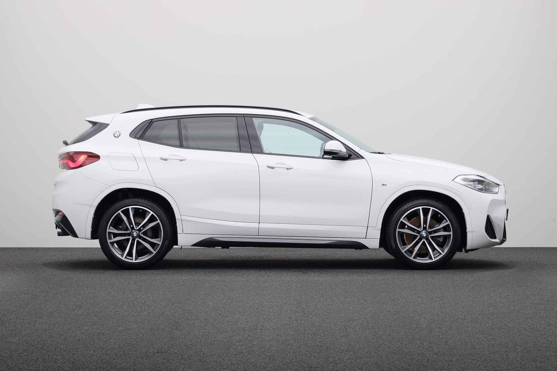 BMW X2 sDrive20i | Model M-Sport | Adaptief onderstel | Trekhaak met afneembare kogel | Elektrisch op afstand volledig te openen en te sluiten achterklep | Comfort Access | Extra getint glas in achterportier - 11/24