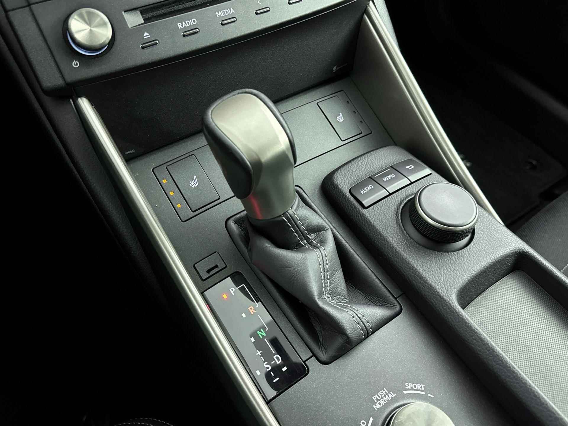 Lexus IS 300h 25th Edition | Navigatie | Camera | Stoelverwarming | Parkeersensoren | - 23/29