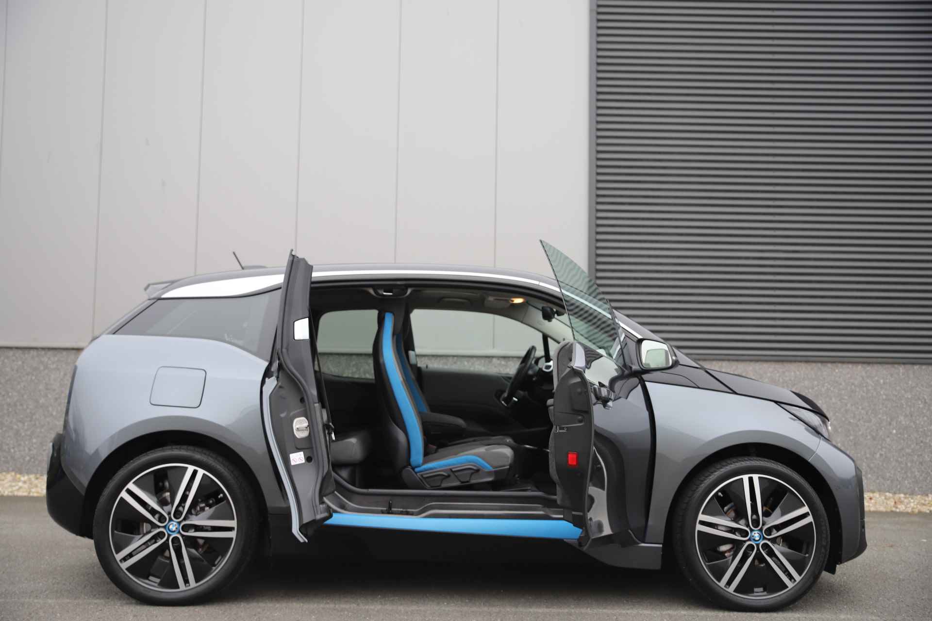 BMW i3 Executive 120Ah 42 kWh/ S-dak/*15.000km*/W-pomp/3-fase/20" - 23/38