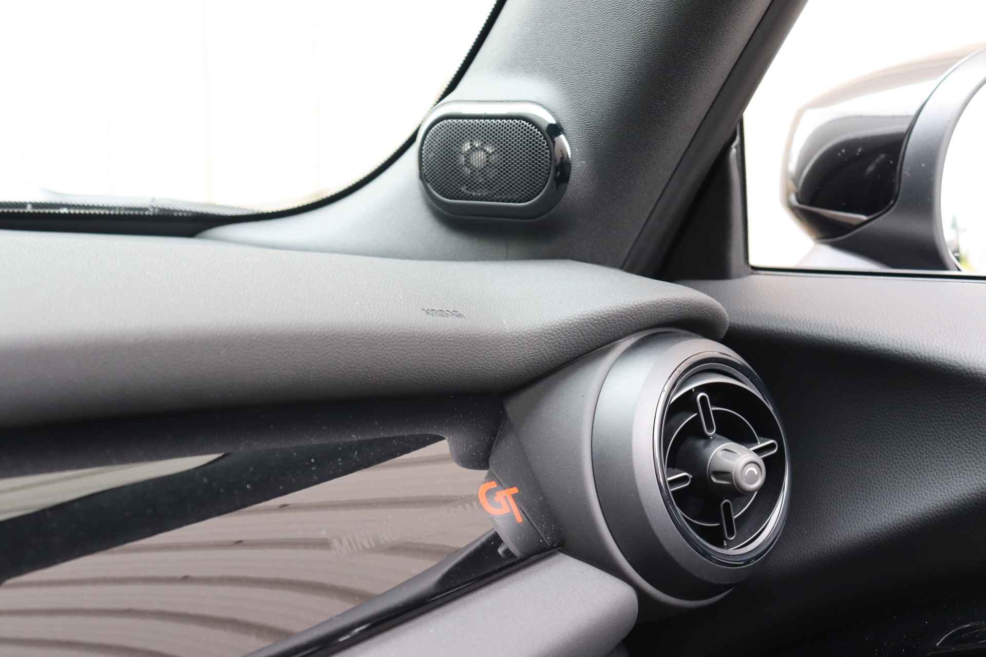 MINI Cabrio Cooper S Rockingham GT JCW Automaat / Sportstoelen / Achteruitrijcamera / Adaptief onderstel / Harman-Kardon / LED / Park Assistant / Stoelverwarming - 15/23