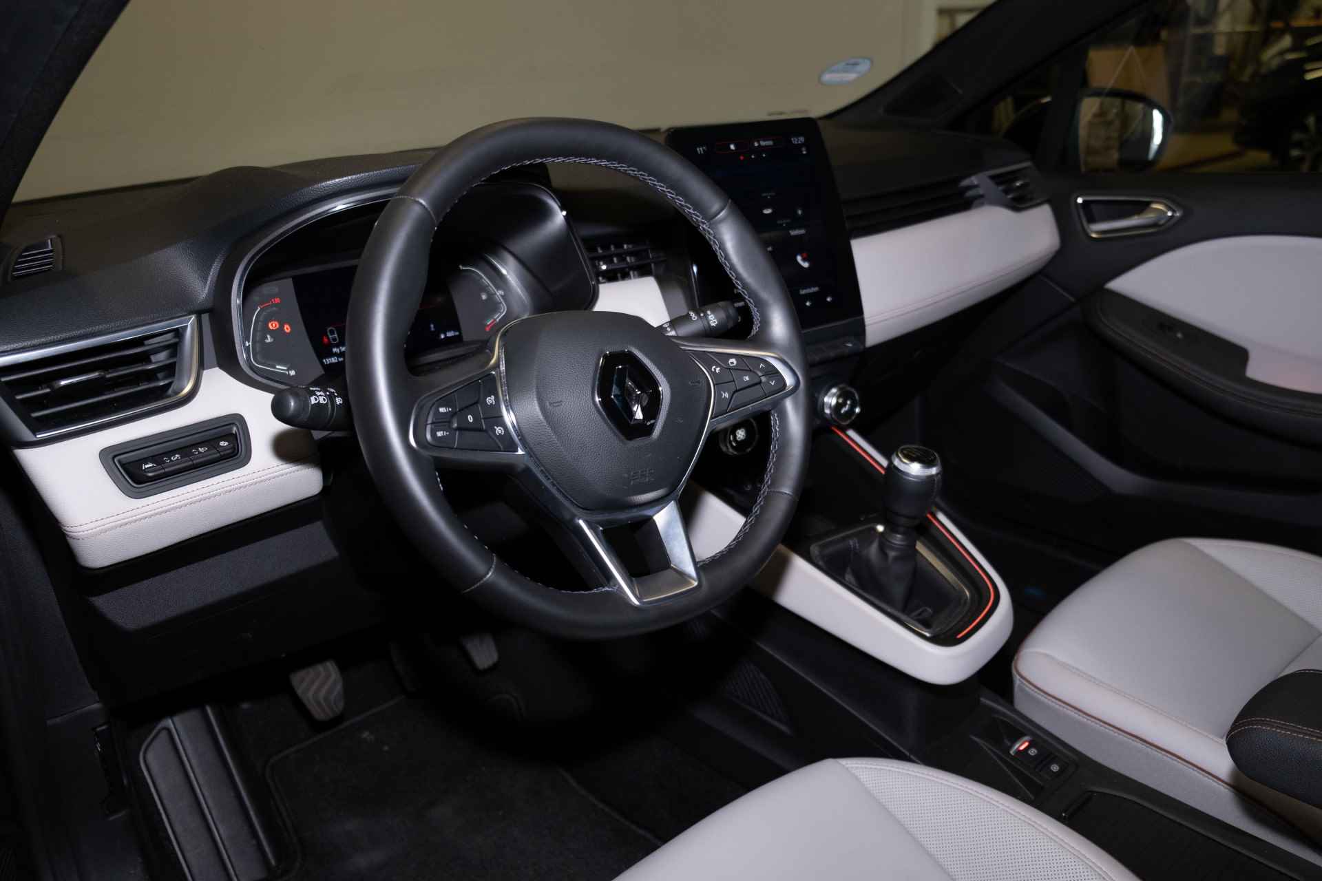 Renault Clio 1.0 TCe 90pk Initiale Paris | Camera rondom | Lederen interieur | Stoel en stuur verwarming | LM Velgen Paris | incl. Bovag rijklaarpakket met 12 maanden garantie - 23/34