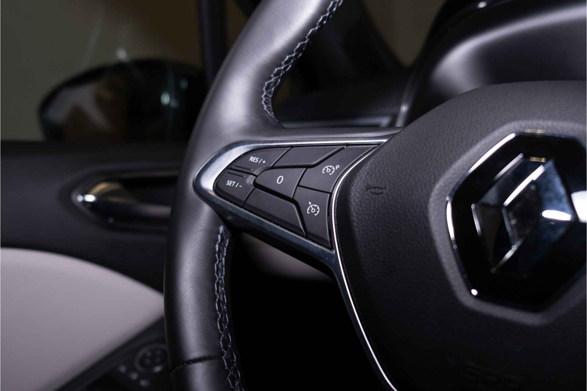 Renault Clio 1.0 TCe 90pk Initiale Paris | Camera rondom | Lederen interieur | Stoel en stuur verwarming | LM Velgen Paris | incl. Bovag rijklaarpakket met 12 maanden garantie - 24/34
