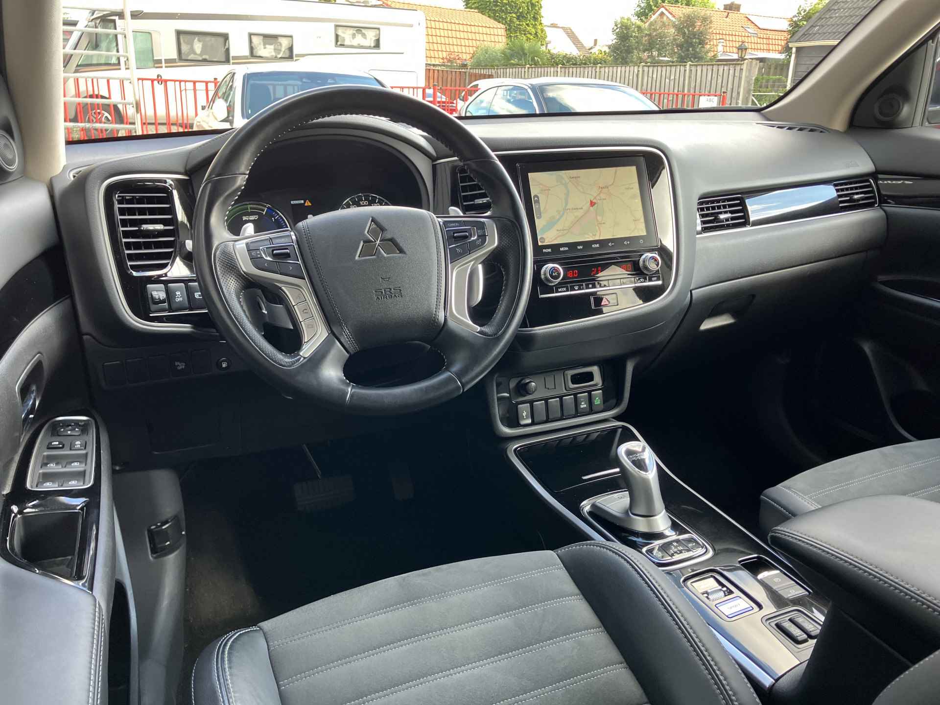 Mitsubishi Outlander 2.4 PHEV Intense 4WD AUT. | 1e eigenaar | dealer onderhouden | navigatie | trekhaak | camera | keyless - 17/41