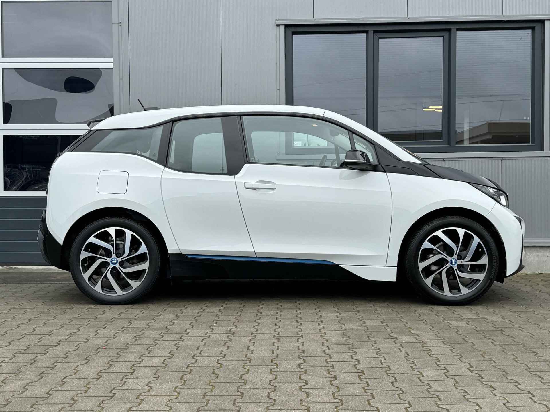 BMW i3 Comfort 22 kWh €12450,- na subsidie - 170 pk - Groot Navi - goed onderhouden - 28/30
