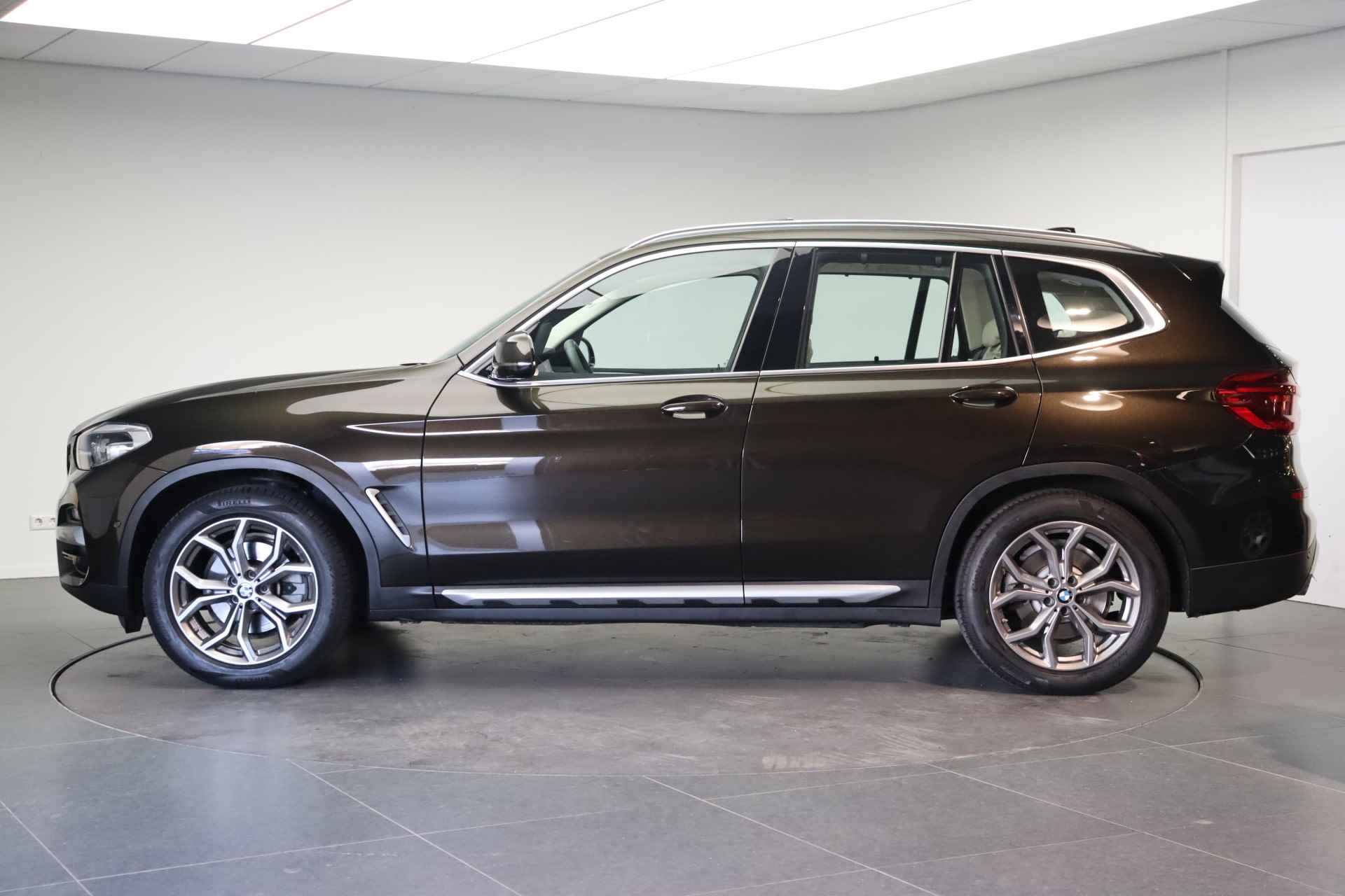 BMW X3 xDrive20i High Executive xLine Automaat / Panoramadak / Trekhaak / LED / Sportstoelen / Stoelverwarming / Navigatie Professional / Parking Assistant - 2/21