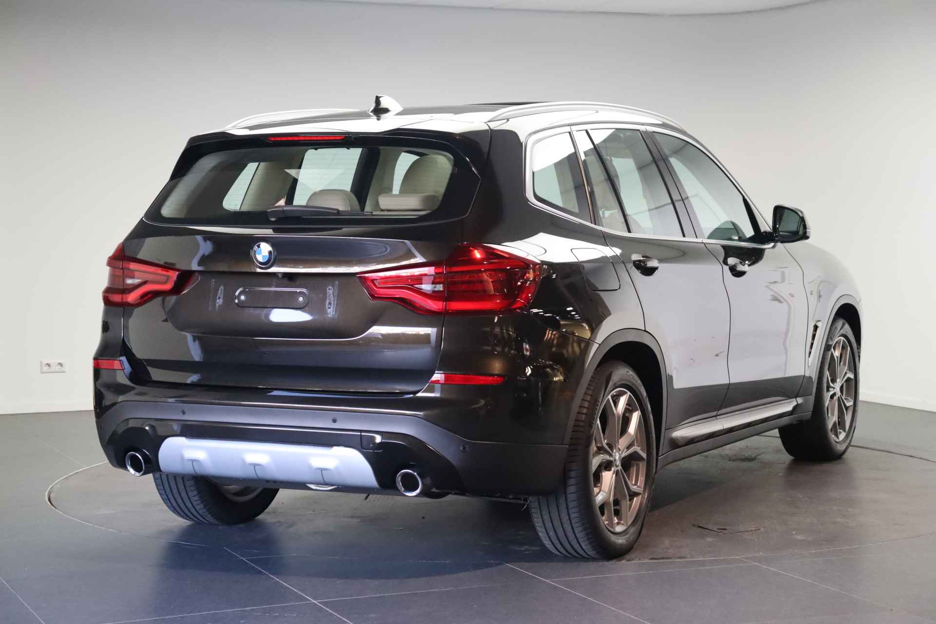 BMW X3 xDrive20i High Executive xLine Automaat / Panoramadak / Trekhaak / LED / Sportstoelen / Stoelverwarming / Navigatie Professional / Parking Assistant - 3/21