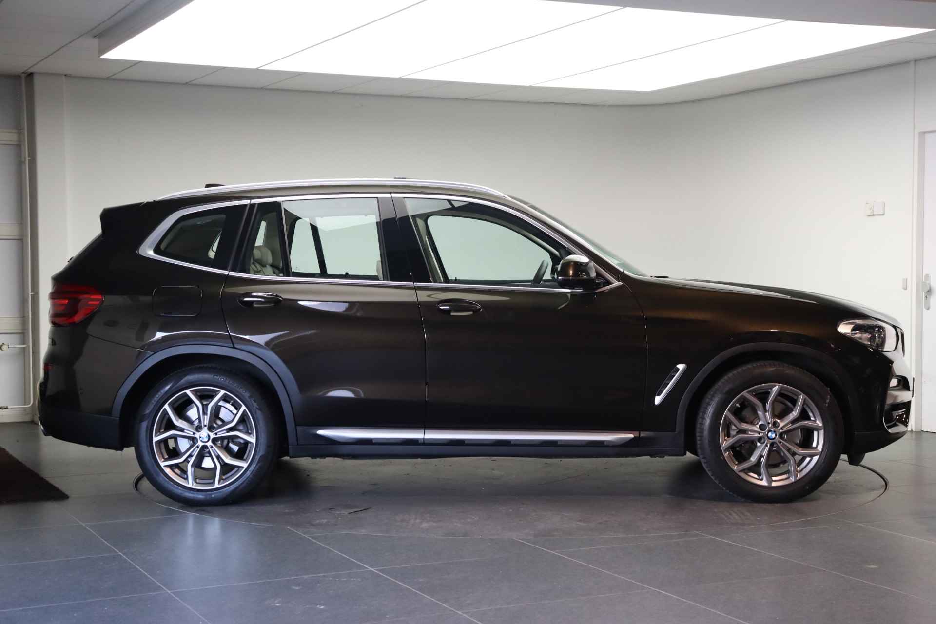 BMW X3 xDrive20i High Executive xLine Automaat / Panoramadak / Trekhaak / LED / Sportstoelen / Stoelverwarming / Navigatie Professional / Parking Assistant - 4/21