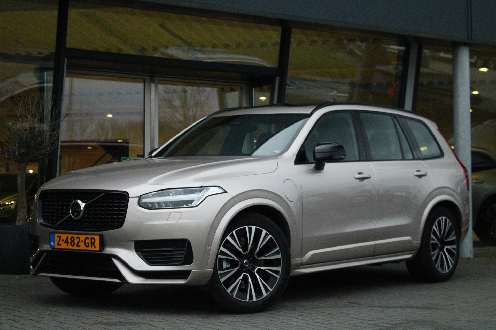 Volvo XC90 T8 Recharge AWD Ultimate Dark | Luchtvering | Panoramadak | Bowers & Wilkins | 360° Camera | Head-up Display | Trekhaak | BLIS