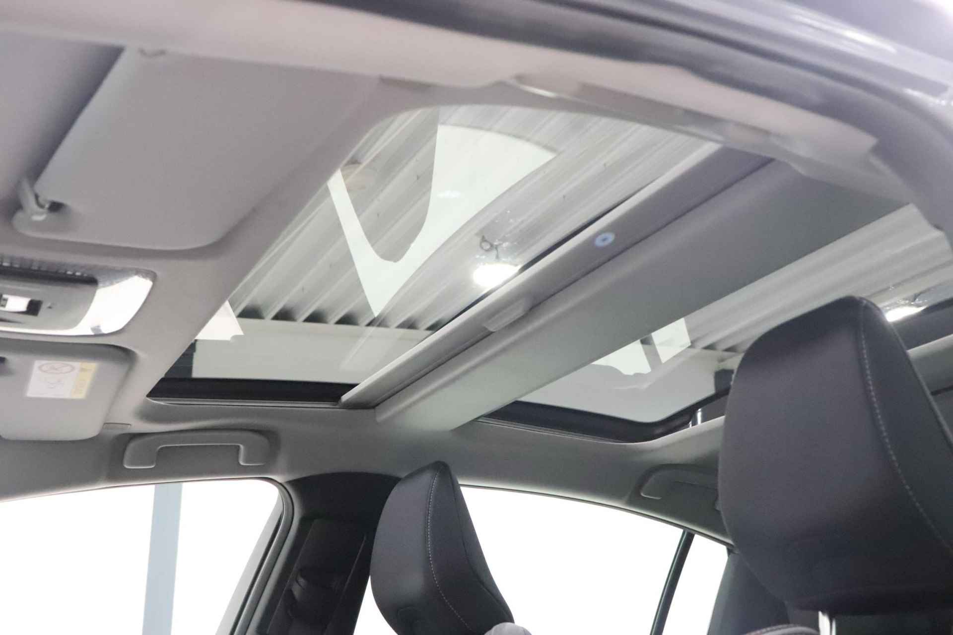 Toyota Prius 2.0 Plug-in Executive, Stuur, Stoel en Voorruit Verwarming, BSM, Sensoren, Elektrische achterklep, 19" inch lichtmetalen velgen! - 6/52