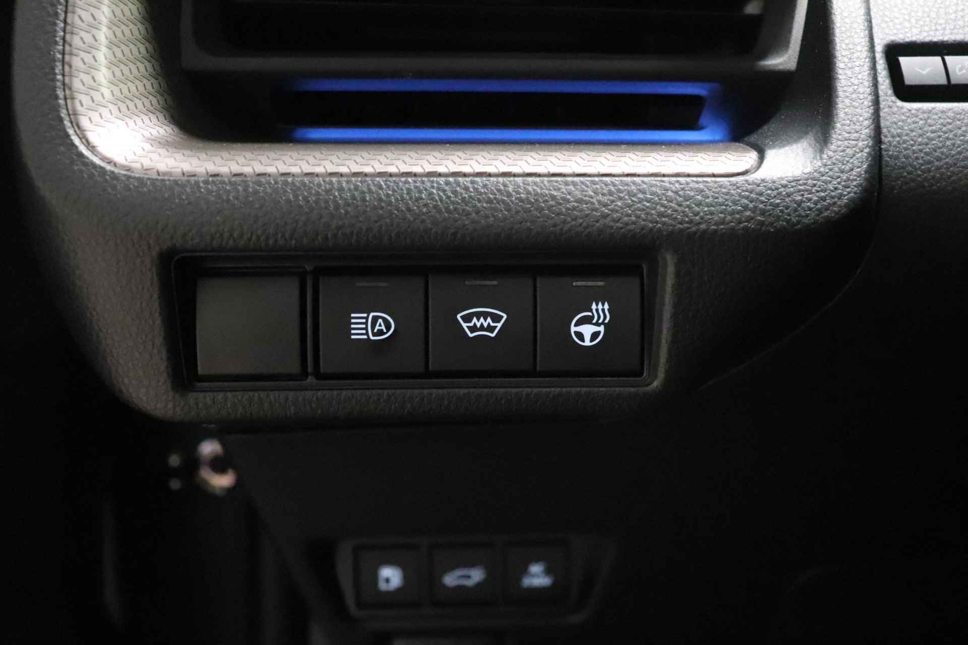 Toyota Prius 2.0 Plug-in Executive, Stuur, Stoel en Voorruit Verwarming, BSM, Sensoren, Elektrische achterklep, 19" inch lichtmetalen velgen! - 7/52