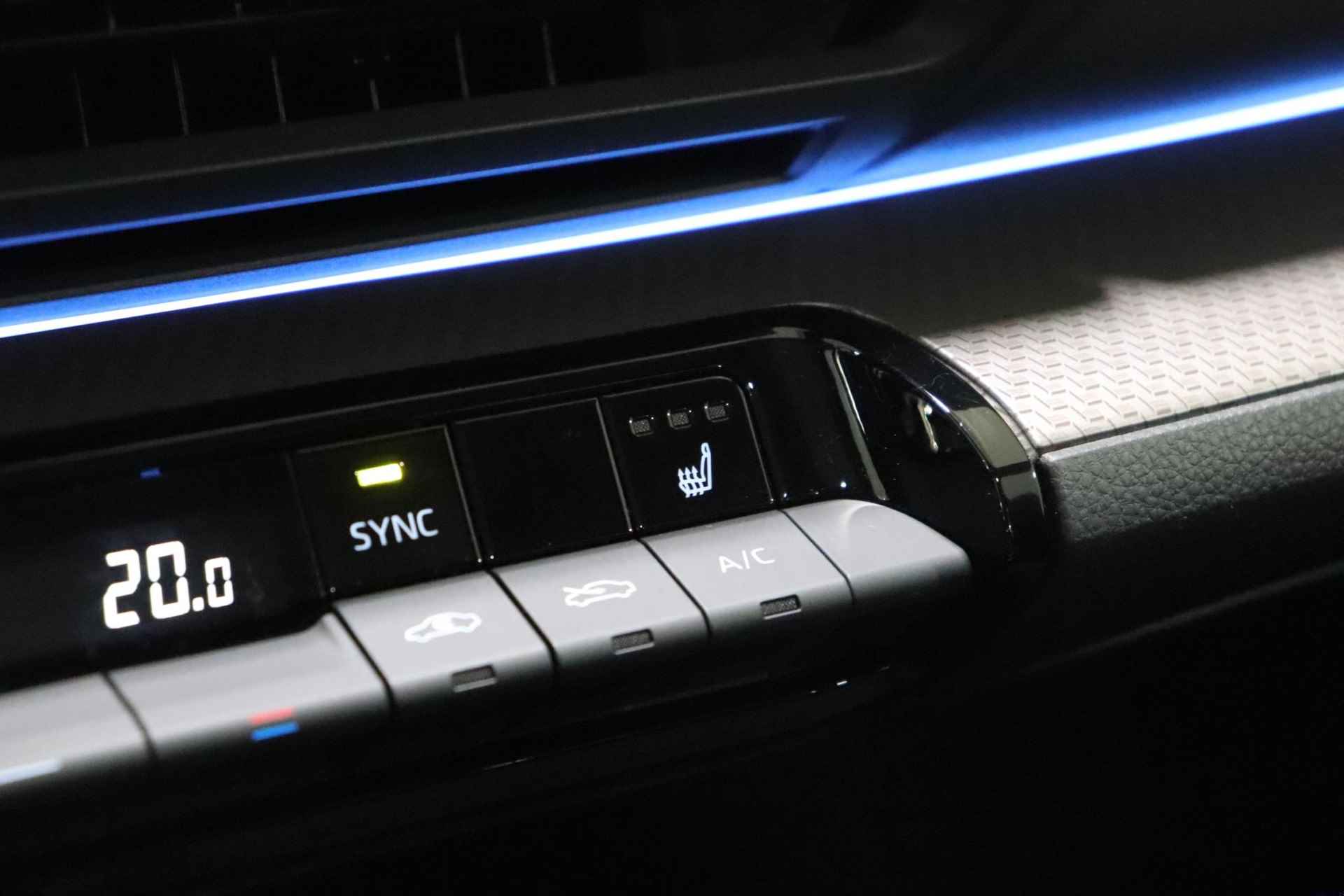 Toyota Prius 2.0 Plug-in Executive, Stuur, Stoel en Voorruit Verwarming, BSM, Sensoren, Elektrische achterklep, 19" inch lichtmetalen velgen! - 11/52
