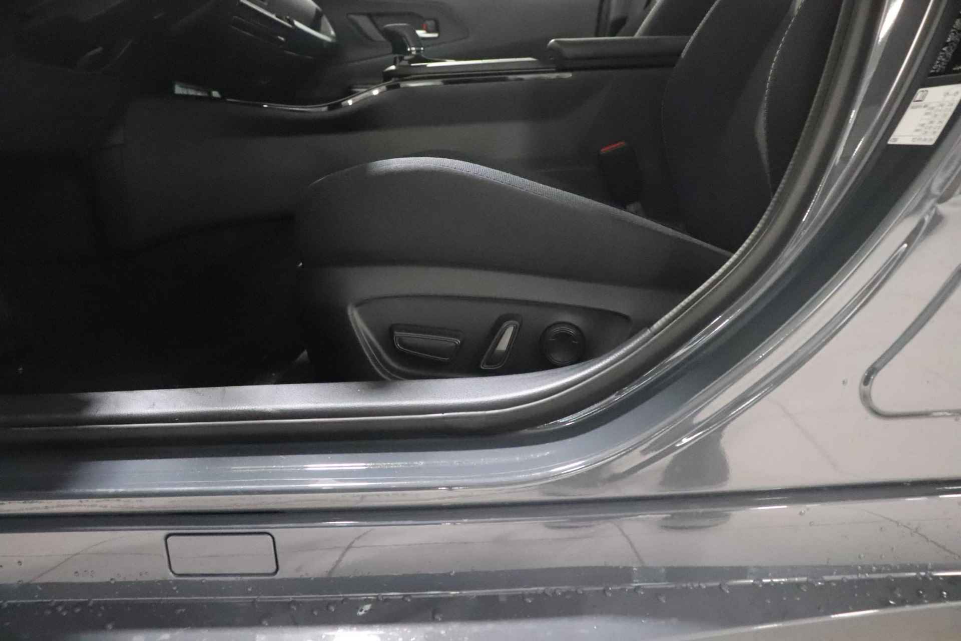 Toyota Prius 2.0 Plug-in Executive, Stuur, Stoel en Voorruit Verwarming, BSM, Sensoren, Elektrische achterklep, 19" inch lichtmetalen velgen! - 12/52