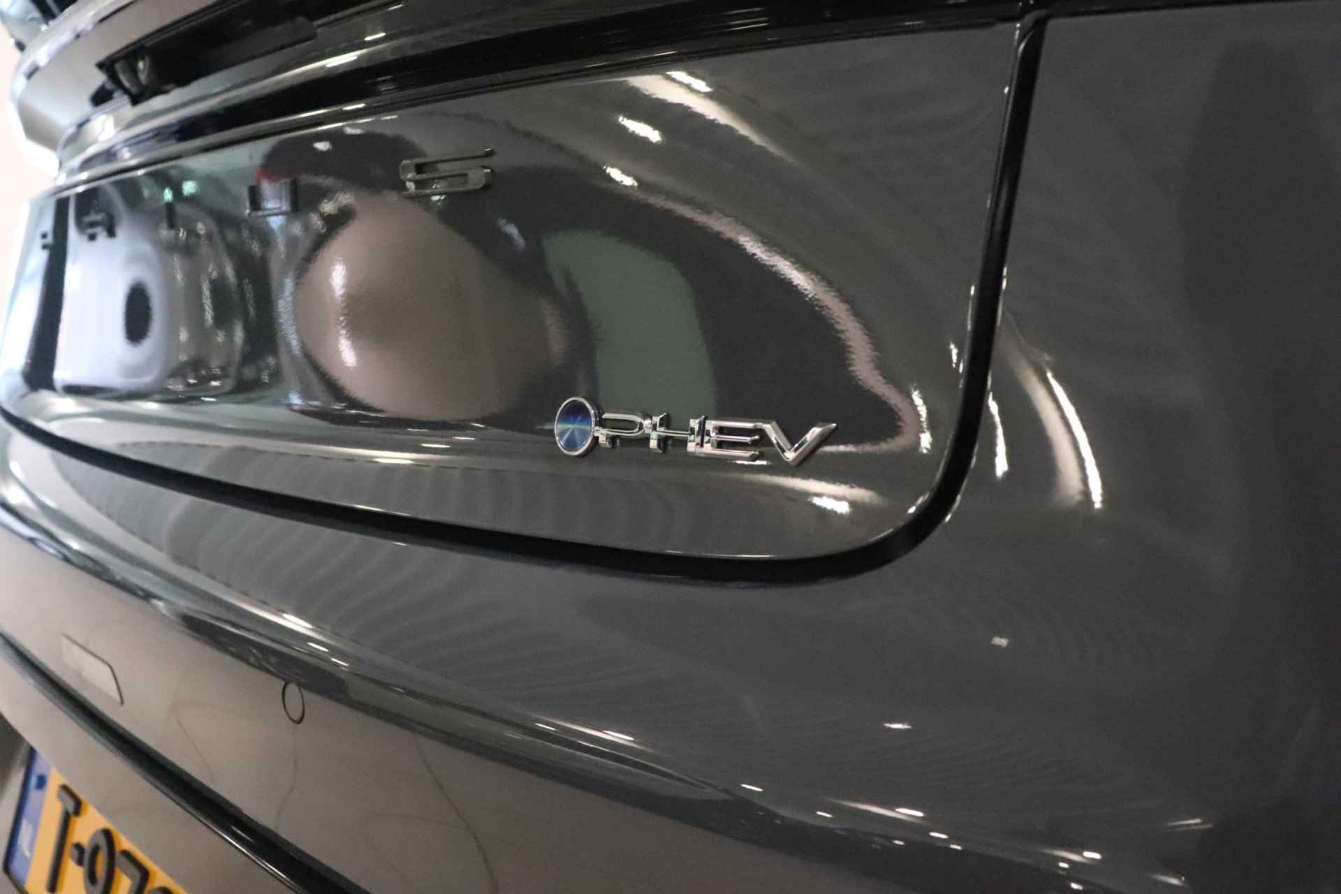 Toyota Prius 2.0 Plug-in Executive, Stuur, Stoel en Voorruit Verwarming, BSM, Sensoren, Elektrische achterklep, 19" inch lichtmetalen velgen! - 13/52