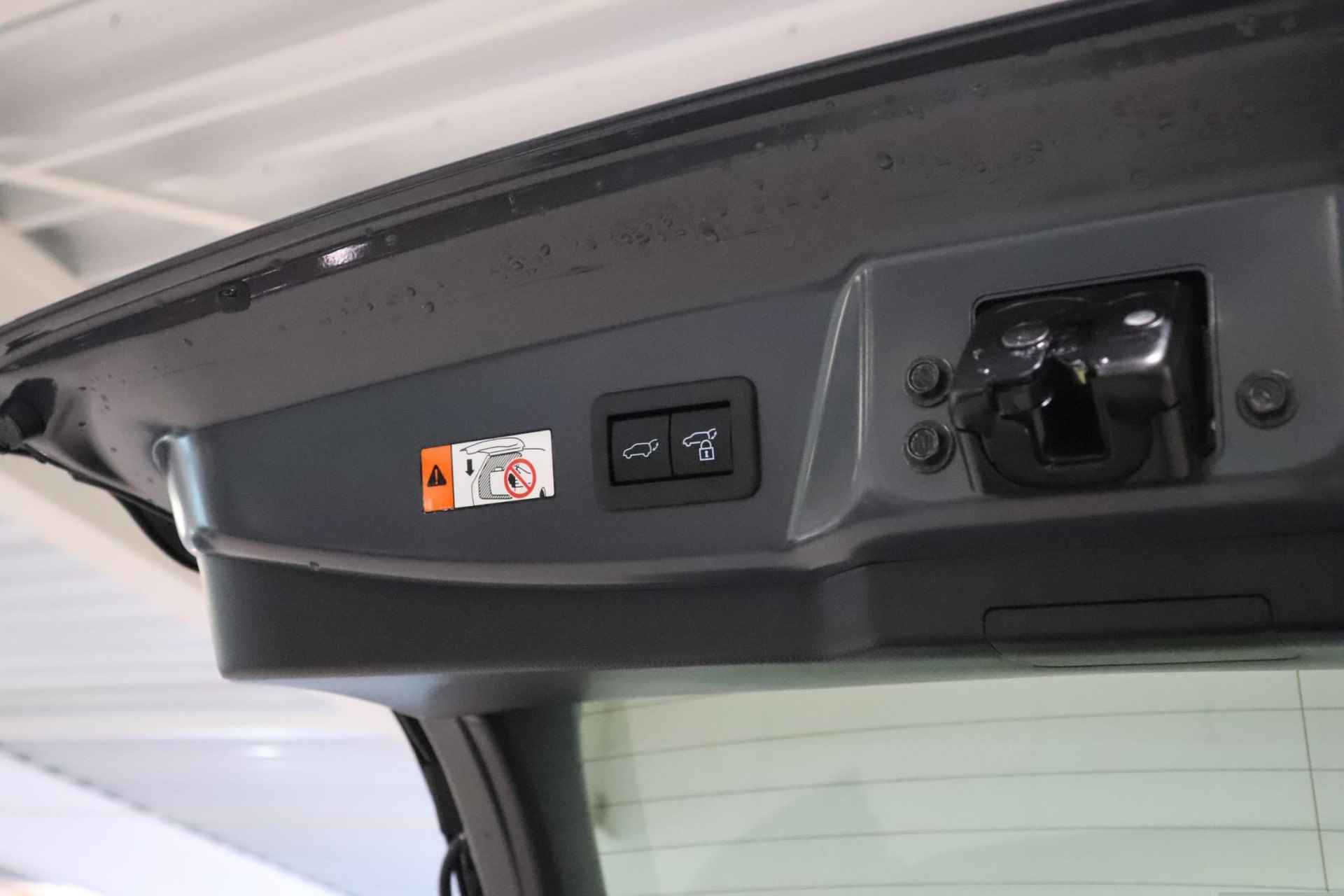 Toyota Prius 2.0 Plug-in Executive, Stuur, Stoel en Voorruit Verwarming, BSM, Sensoren, Elektrische achterklep, 19" inch lichtmetalen velgen! - 14/52