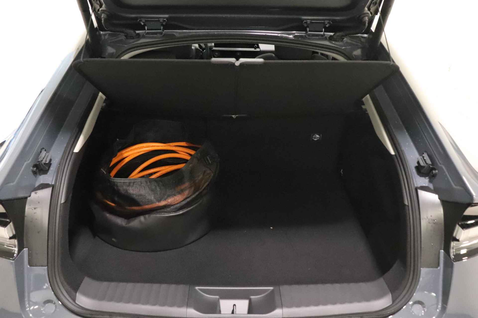 Toyota Prius 2.0 Plug-in Executive, Stuur, Stoel en Voorruit Verwarming, BSM, Sensoren, Elektrische achterklep, 19" inch lichtmetalen velgen! - 16/52