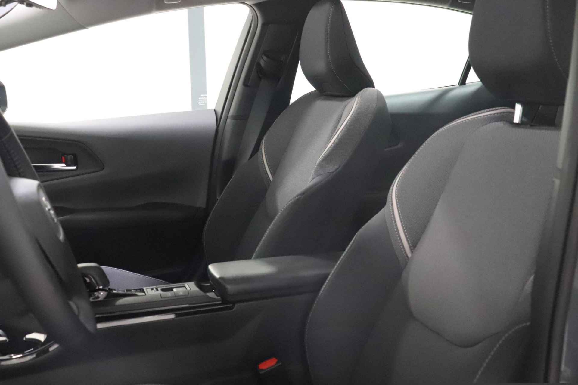 Toyota Prius 2.0 Plug-in Executive, Stuur, Stoel en Voorruit Verwarming, BSM, Sensoren, Elektrische achterklep, 19" inch lichtmetalen velgen! - 29/52