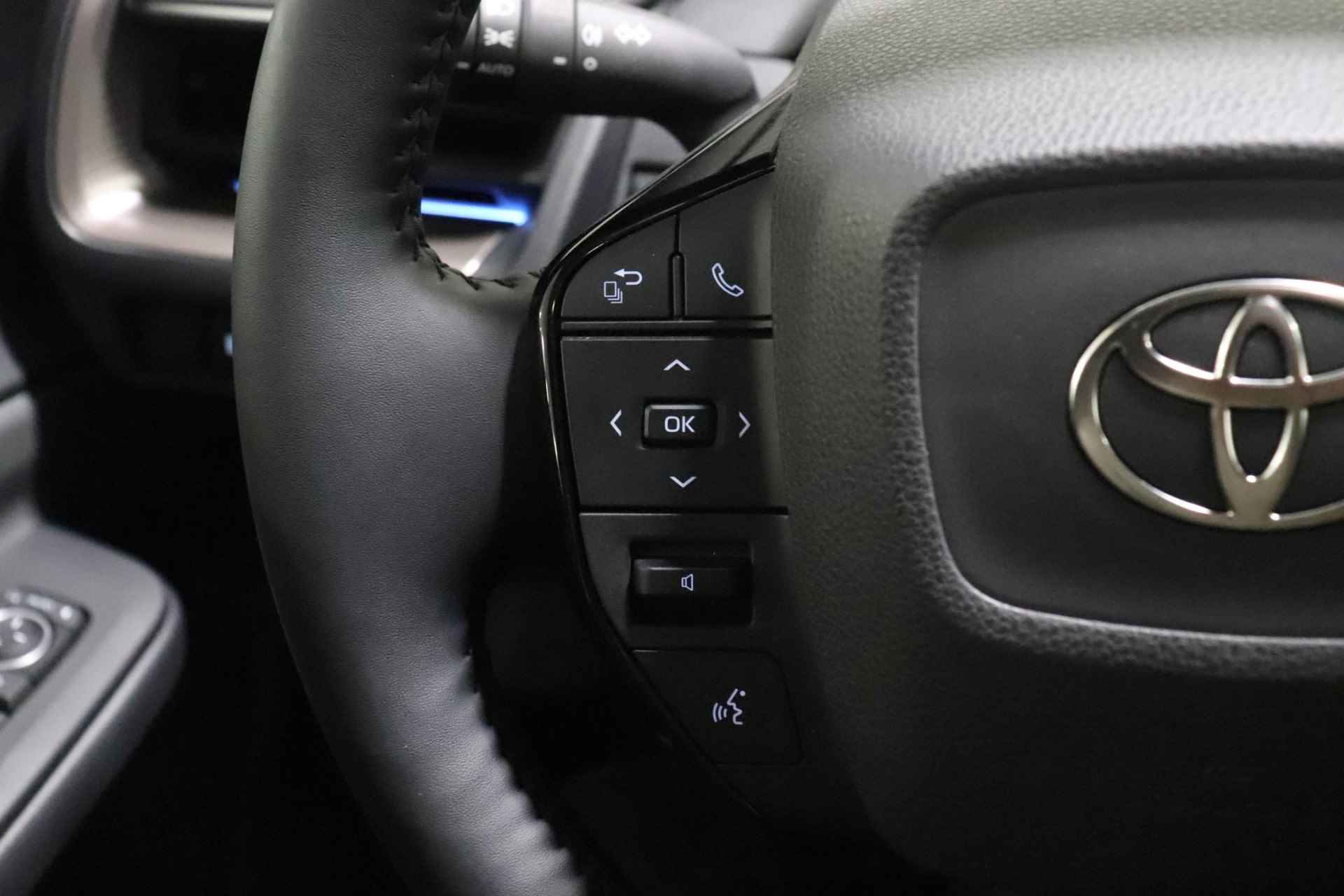 Toyota Prius 2.0 Plug-in Executive, Stuur, Stoel en Voorruit Verwarming, BSM, Sensoren, Elektrische achterklep, 19" inch lichtmetalen velgen! - 32/52