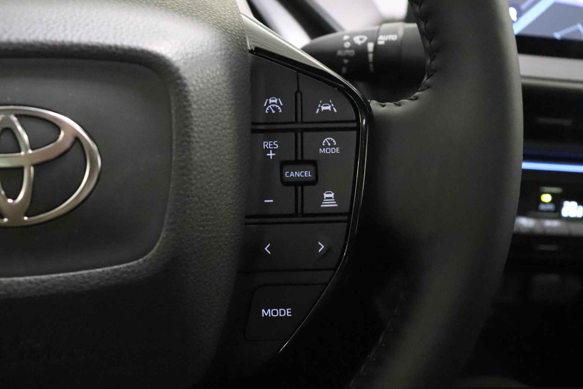 Toyota Prius 2.0 Plug-in Executive, Stuur, Stoel en Voorruit Verwarming, BSM, Sensoren, Elektrische achterklep, 19" inch lichtmetalen velgen! - 33/52