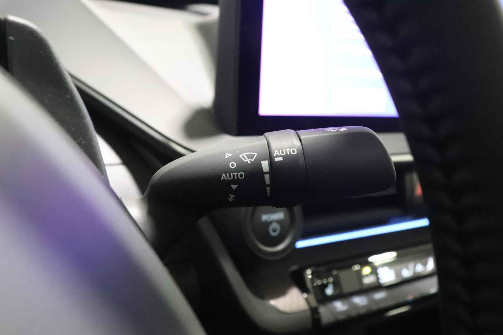 Toyota Prius 2.0 Plug-in Executive, Stuur, Stoel en Voorruit Verwarming, BSM, Sensoren, Elektrische achterklep, 19" inch lichtmetalen velgen! - 36/52