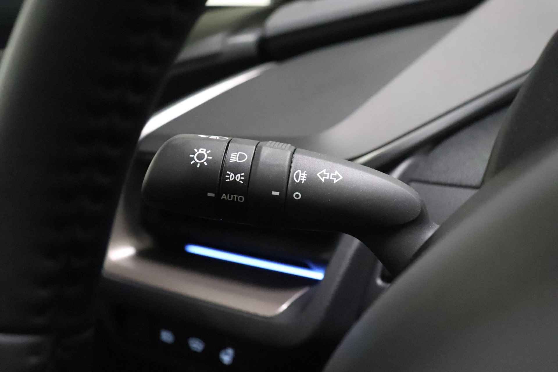 Toyota Prius 2.0 Plug-in Executive, Stuur, Stoel en Voorruit Verwarming, BSM, Sensoren, Elektrische achterklep, 19" inch lichtmetalen velgen! - 35/52