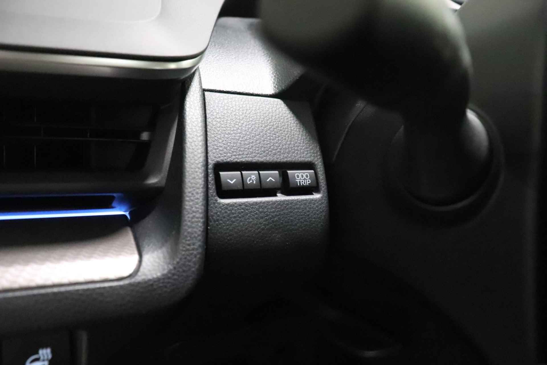 Toyota Prius 2.0 Plug-in Executive, Stuur, Stoel en Voorruit Verwarming, BSM, Sensoren, Elektrische achterklep, 19" inch lichtmetalen velgen! - 44/52