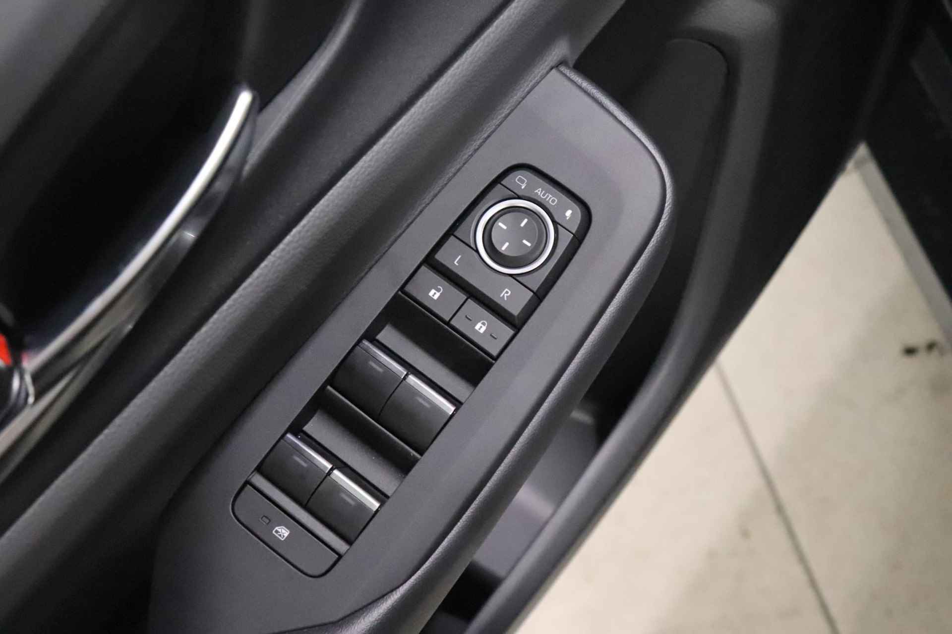Toyota Prius 2.0 Plug-in Executive, Stuur, Stoel en Voorruit Verwarming, BSM, Sensoren, Elektrische achterklep, 19" inch lichtmetalen velgen! - 45/52