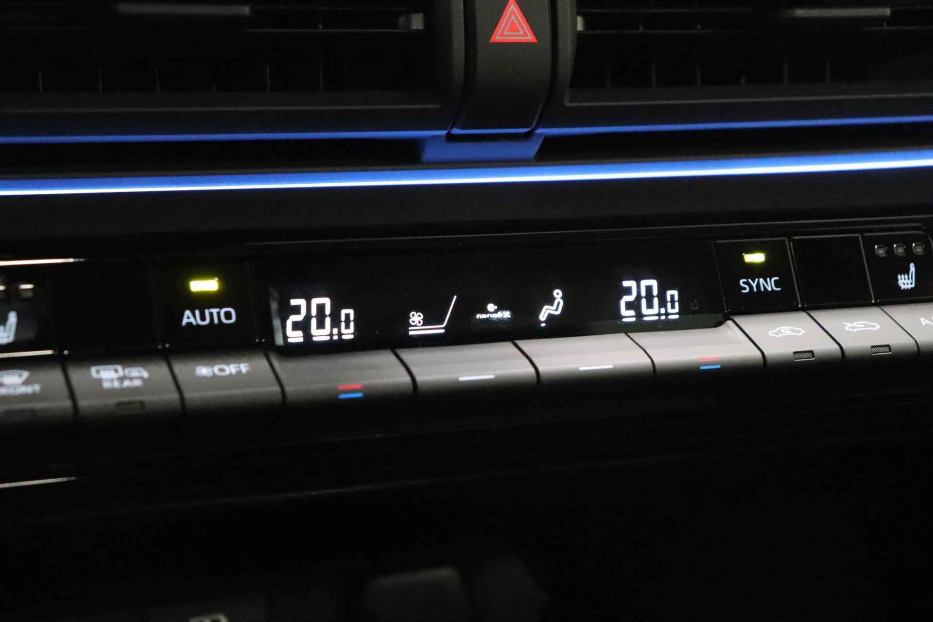 Toyota Prius 2.0 Plug-in Executive, Stuur, Stoel en Voorruit Verwarming, BSM, Sensoren, Elektrische achterklep, 19" inch lichtmetalen velgen! - 46/52