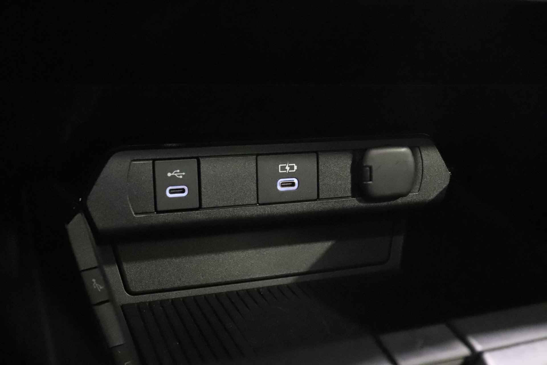 Toyota Prius 2.0 Plug-in Executive, Stuur, Stoel en Voorruit Verwarming, BSM, Sensoren, Elektrische achterklep, 19" inch lichtmetalen velgen! - 47/52