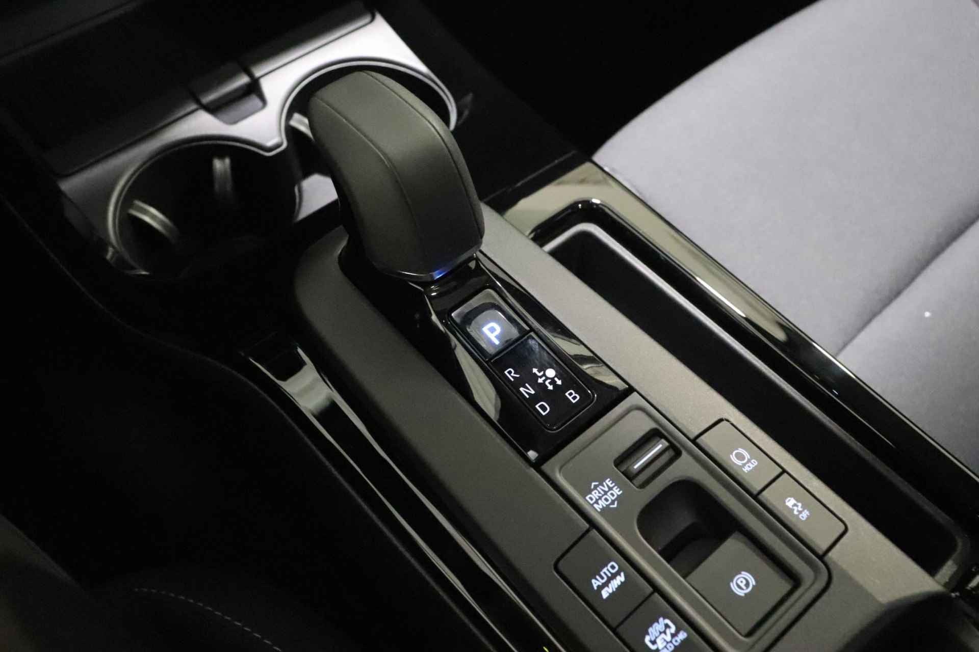 Toyota Prius 2.0 Plug-in Executive, Stuur, Stoel en Voorruit Verwarming, BSM, Sensoren, Elektrische achterklep, 19" inch lichtmetalen velgen! - 49/52
