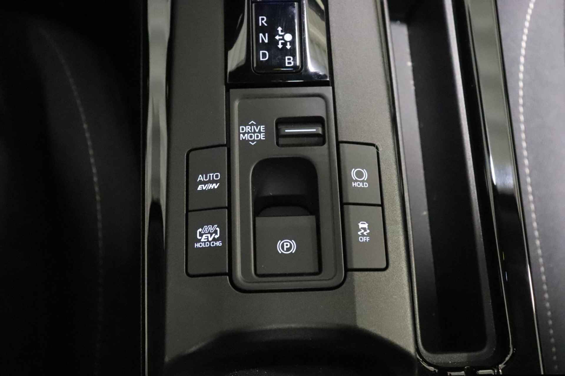 Toyota Prius 2.0 Plug-in Executive, Stuur, Stoel en Voorruit Verwarming, BSM, Sensoren, Elektrische achterklep, 19" inch lichtmetalen velgen! - 50/52