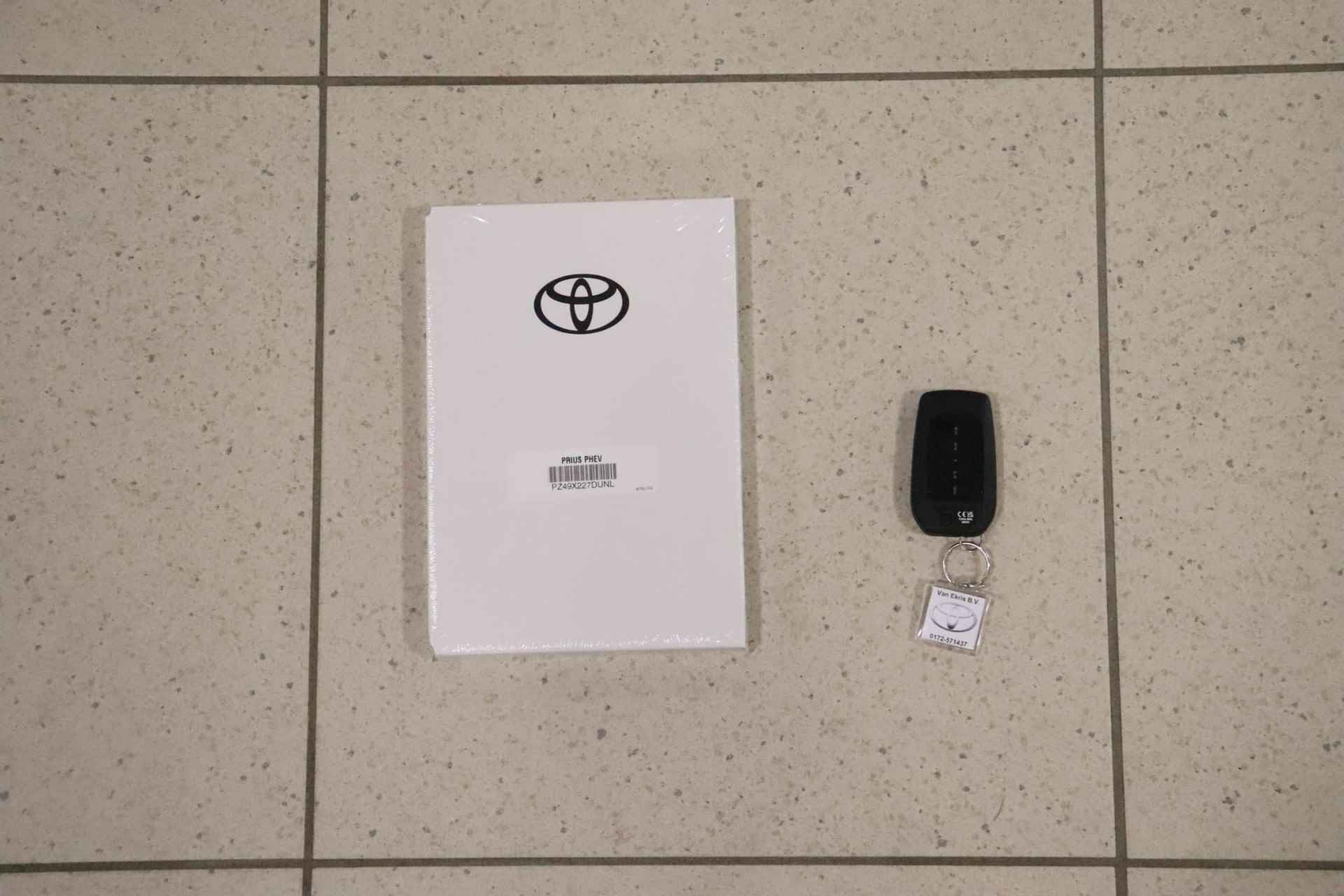 Toyota Prius 2.0 Plug-in Executive, Stuur, Stoel en Voorruit Verwarming, BSM, Sensoren, Elektrische achterklep, 19" inch lichtmetalen velgen! - 51/52