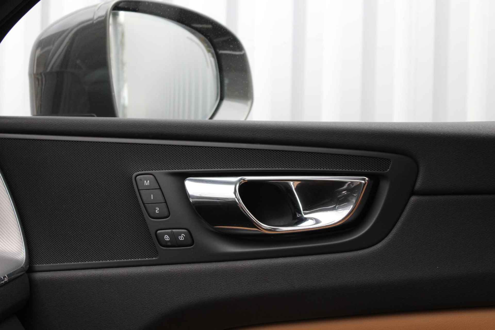 Volvo XC60 2.0 T5 Inscription, Panoramadak, Stoelventilatie + verwarming, Achteruitrijcamera, Trekhaak, Head-Up display, BLIS, Adaptieve Cruise Control, Voorstoelen met geheugenfunctie, Apple Carplay/Android Auto, - 26/30