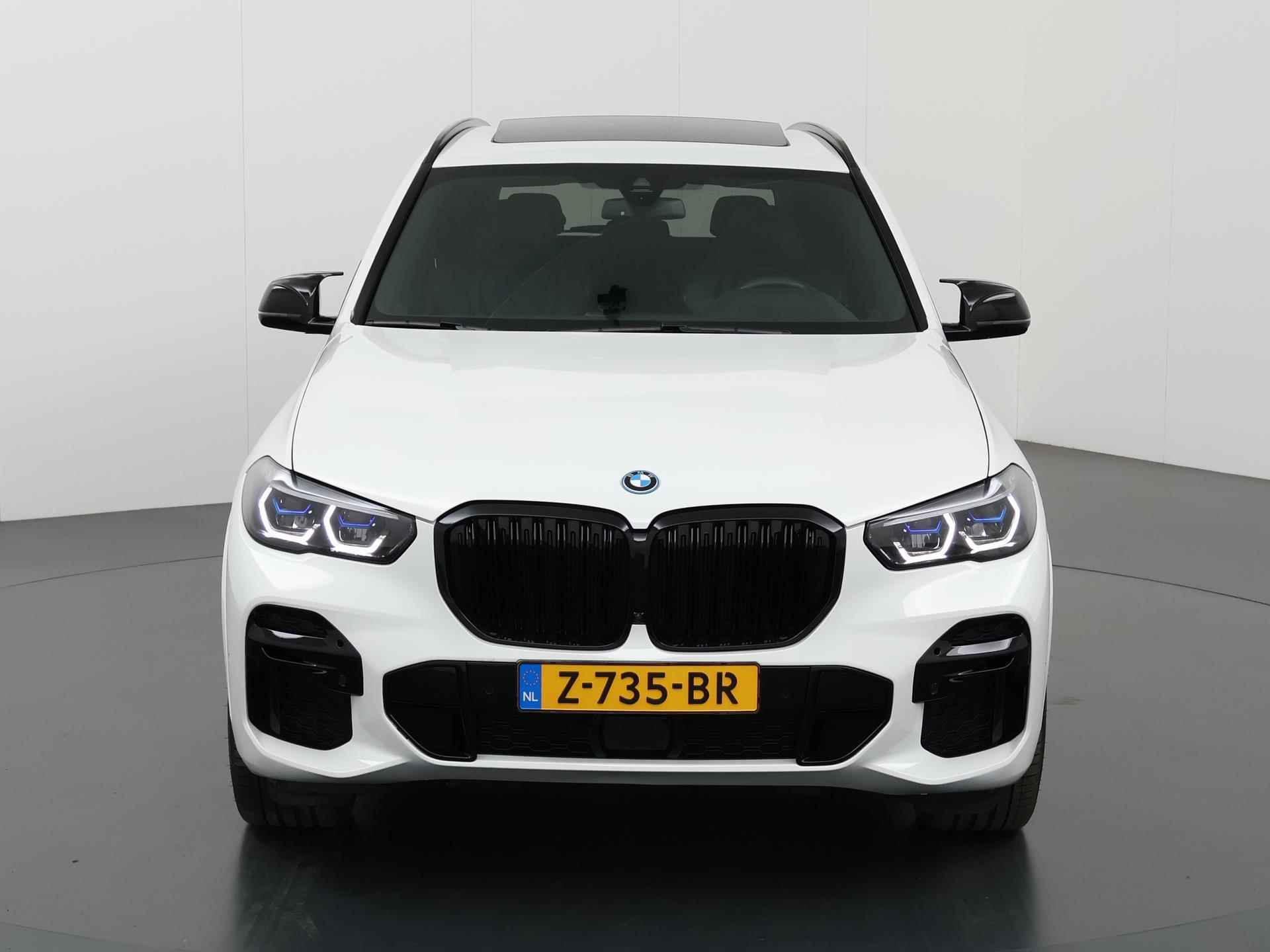 BMW X5 xDrive45e High Executive M-Sport | Sky Lounge Panormadak | Trekhaak | Laser Licht | Luchtvering | Stoel&Stuurverwarming | Navigatie | Parkeercamera 360° | Rijassistent-Systeem | Shadowline | 22" Lichtmetaal | - 4/63