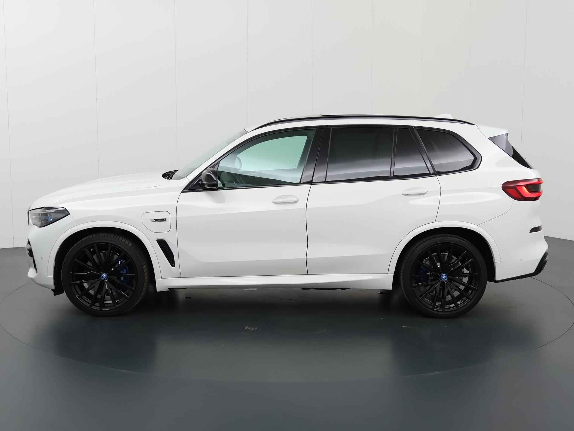 BMW X5 xDrive45e High Executive M-Sport | Sky Lounge Panormadak | Trekhaak | Laser Licht | Luchtvering | Stoel&Stuurverwarming | Navigatie | Parkeercamera 360° | Rijassistent-Systeem | Shadowline | 22" Lichtmetaal | - 6/63