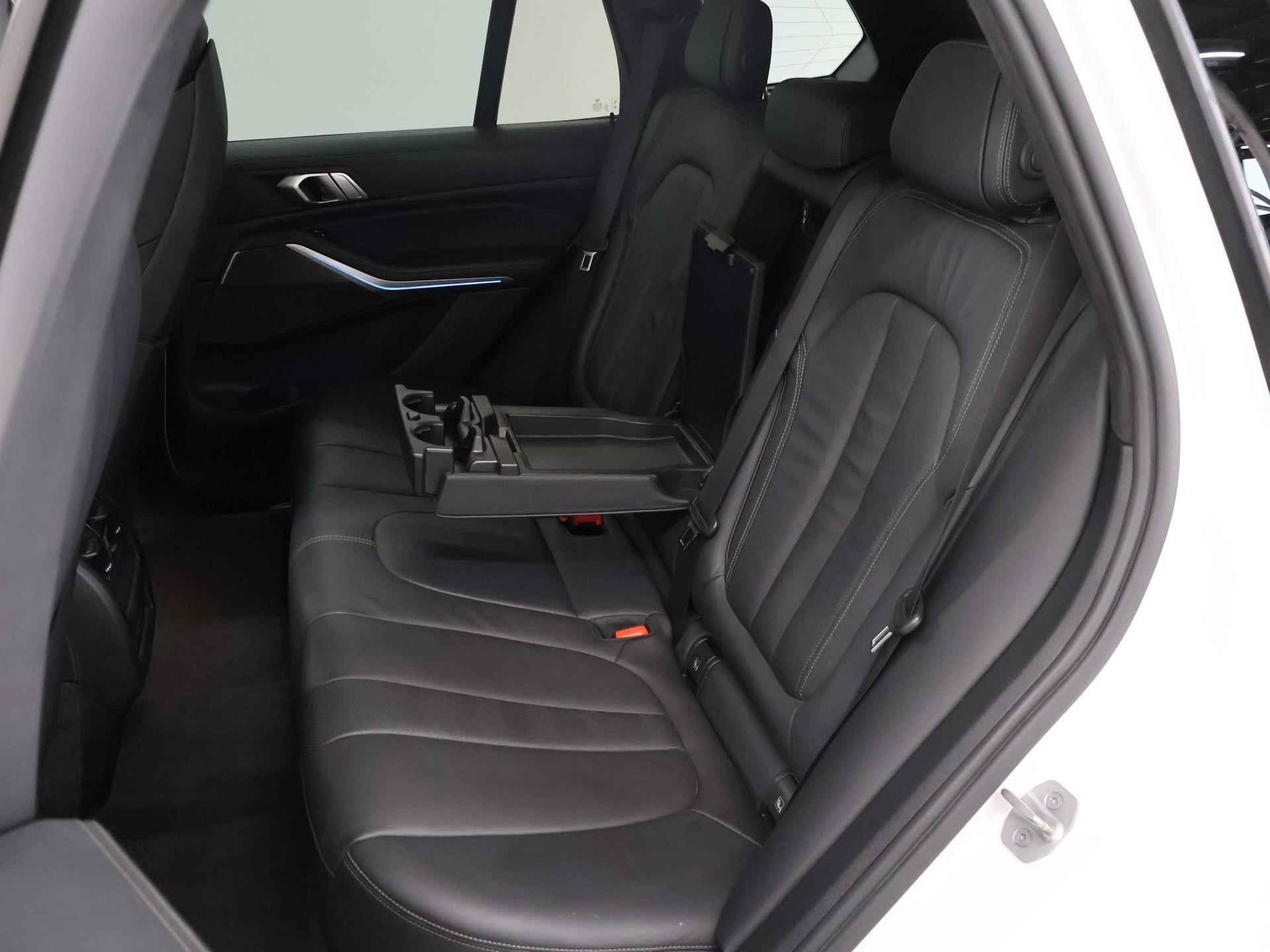 BMW X5 xDrive45e High Executive M-Sport | Sky Lounge Panormadak | Trekhaak | Laser Licht | Luchtvering | Stoel&Stuurverwarming | Navigatie | Parkeercamera 360° | Rijassistent-Systeem | Shadowline | 22" Lichtmetaal | - 12/63
