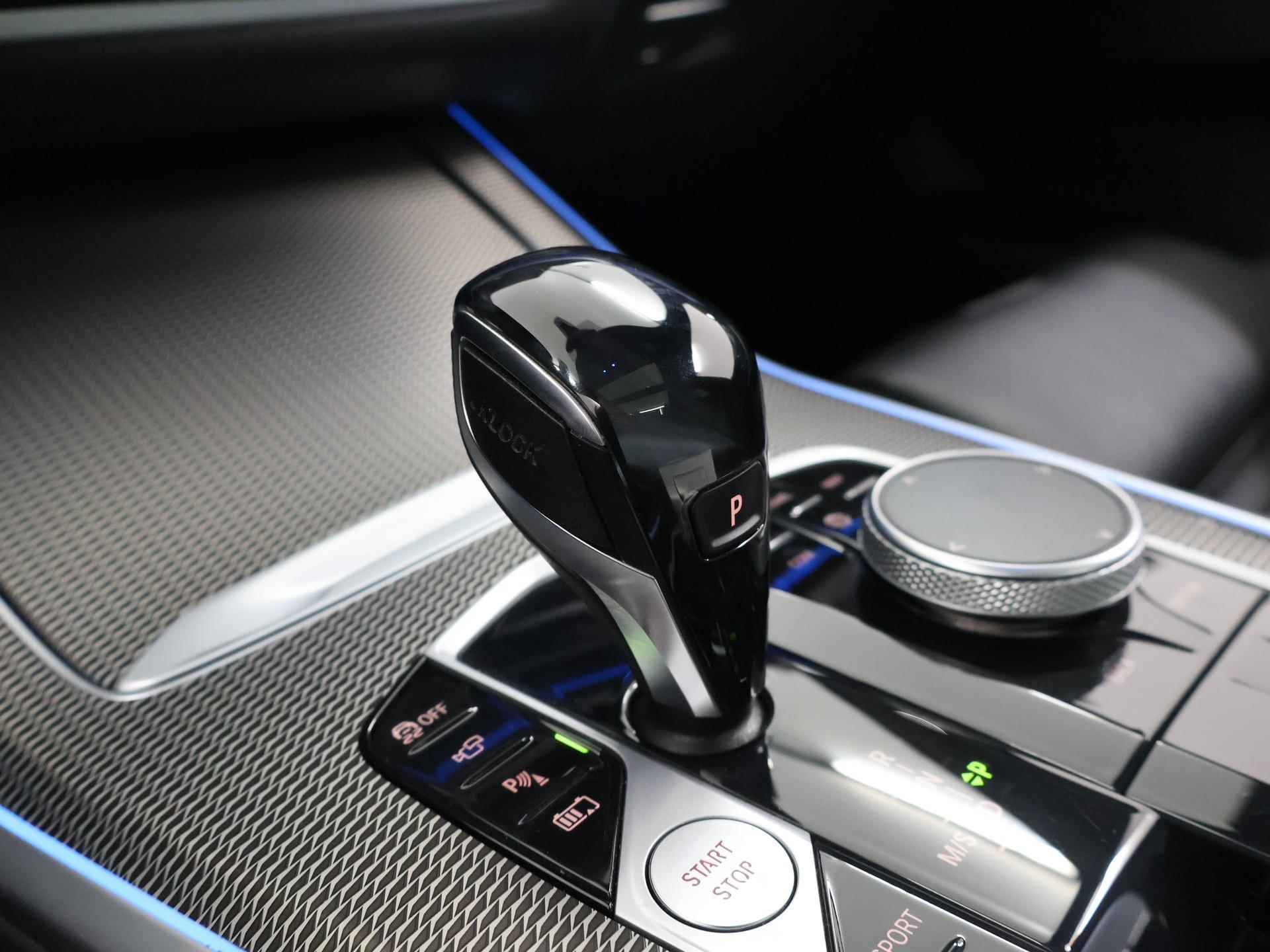 BMW X5 xDrive45e High Executive M-Sport | Sky Lounge Panormadak | Trekhaak | Laser Licht | Luchtvering | Stoel&Stuurverwarming | Navigatie | Parkeercamera 360° | Rijassistent-Systeem | Shadowline | 22" Lichtmetaal | - 34/63