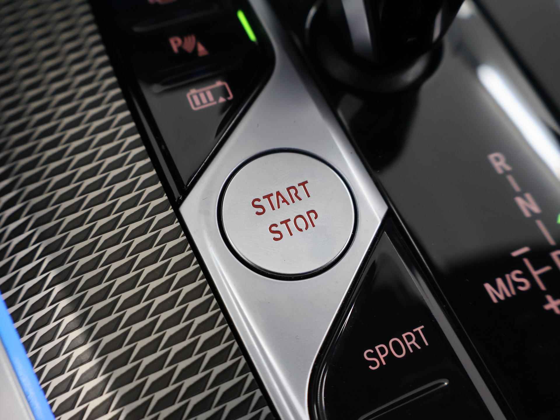 BMW X5 xDrive45e High Executive M-Sport | Sky Lounge Panormadak | Trekhaak | Laser Licht | Luchtvering | Stoel&Stuurverwarming | Navigatie | Parkeercamera 360° | Rijassistent-Systeem | Shadowline | 22" Lichtmetaal | - 36/63