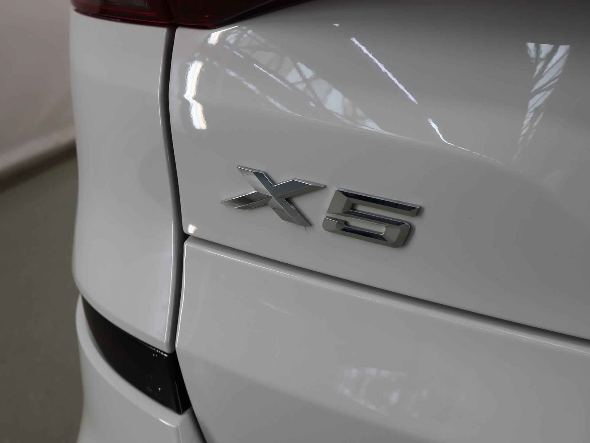 BMW X5 xDrive45e High Executive M-Sport | Sky Lounge Panormadak | Trekhaak | Laser Licht | Luchtvering | Stoel&Stuurverwarming | Navigatie | Parkeercamera 360° | Rijassistent-Systeem | Shadowline | 22" Lichtmetaal | - 54/63