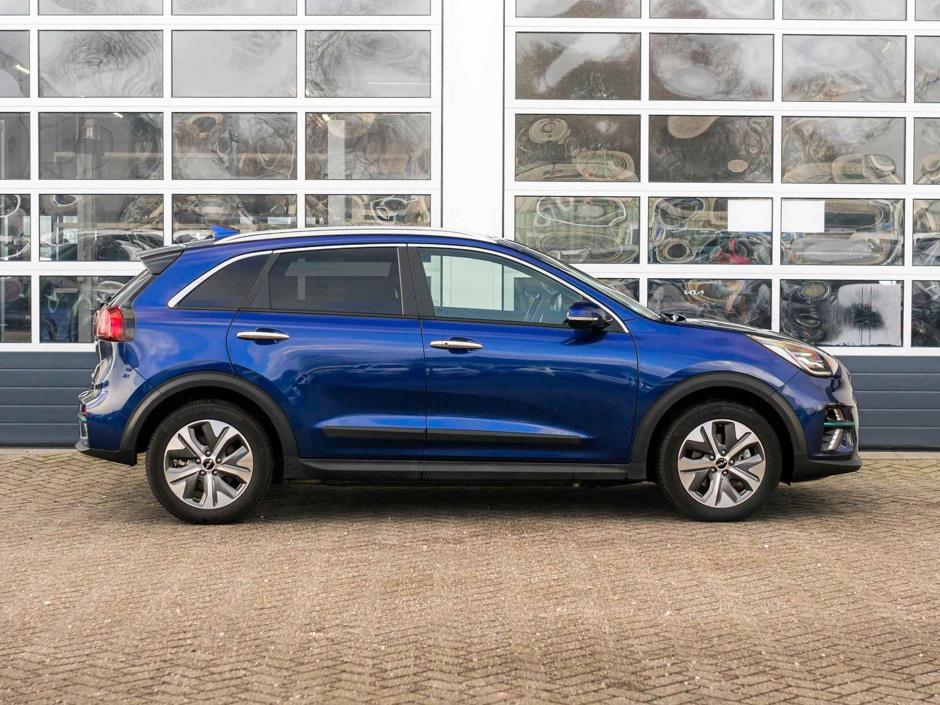 Kia e-Niro DynamicPlusLine 64 kWh | Apple Carplay/Android auto | Cruise control adaptief | Climate controle | Elektrisch schuifdak | Keyless start en entry | Full map navigatie | voorstoelen en stuur verwarmd. - 4/30