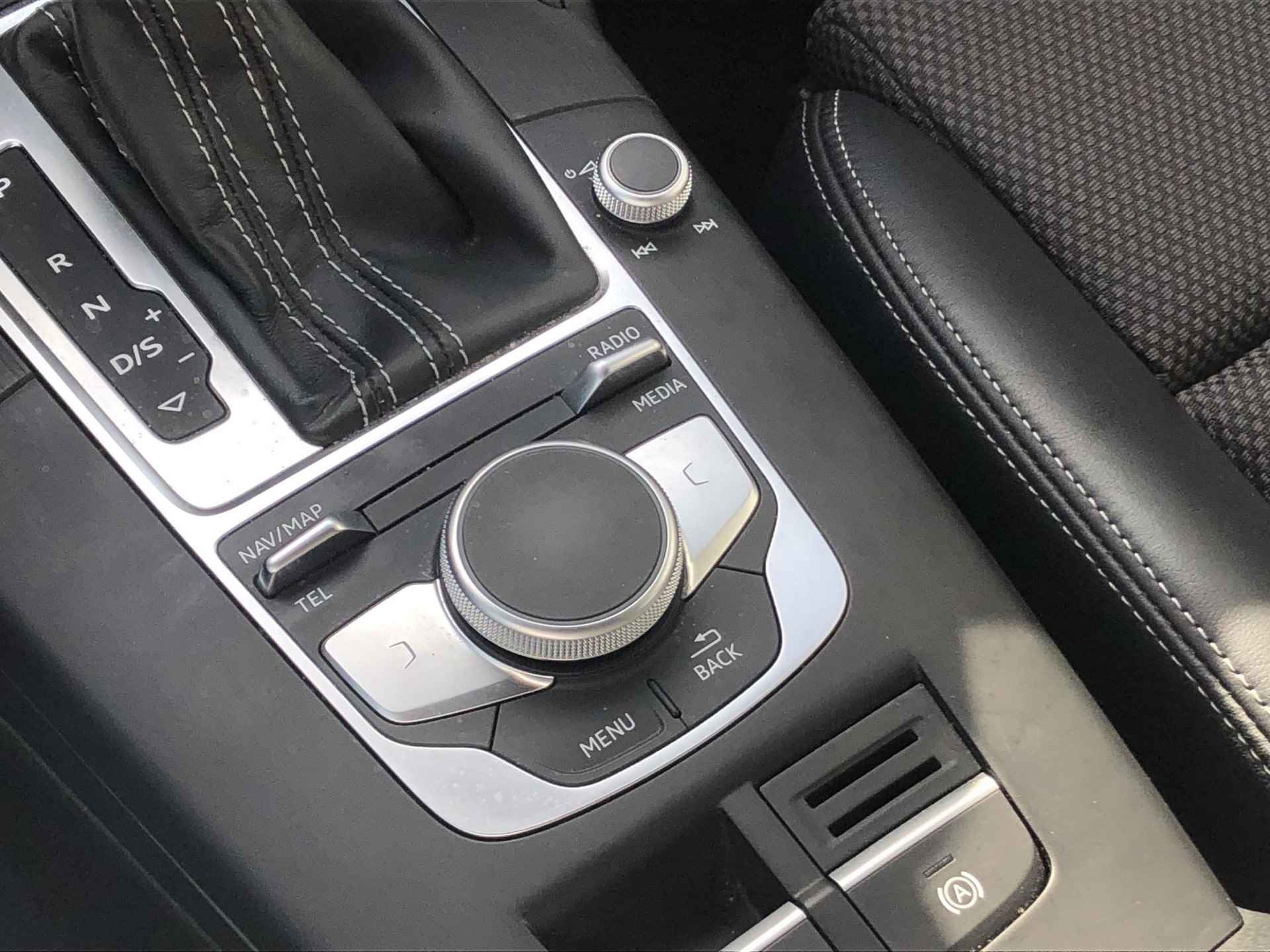 Audi A3 Sportback 1.0 TFSI Automaat S-Line Edition l Navigatie l Stoelverwarming l Trekhaak l Lederen/stof bekleding l 18"LM velgen - 25/32