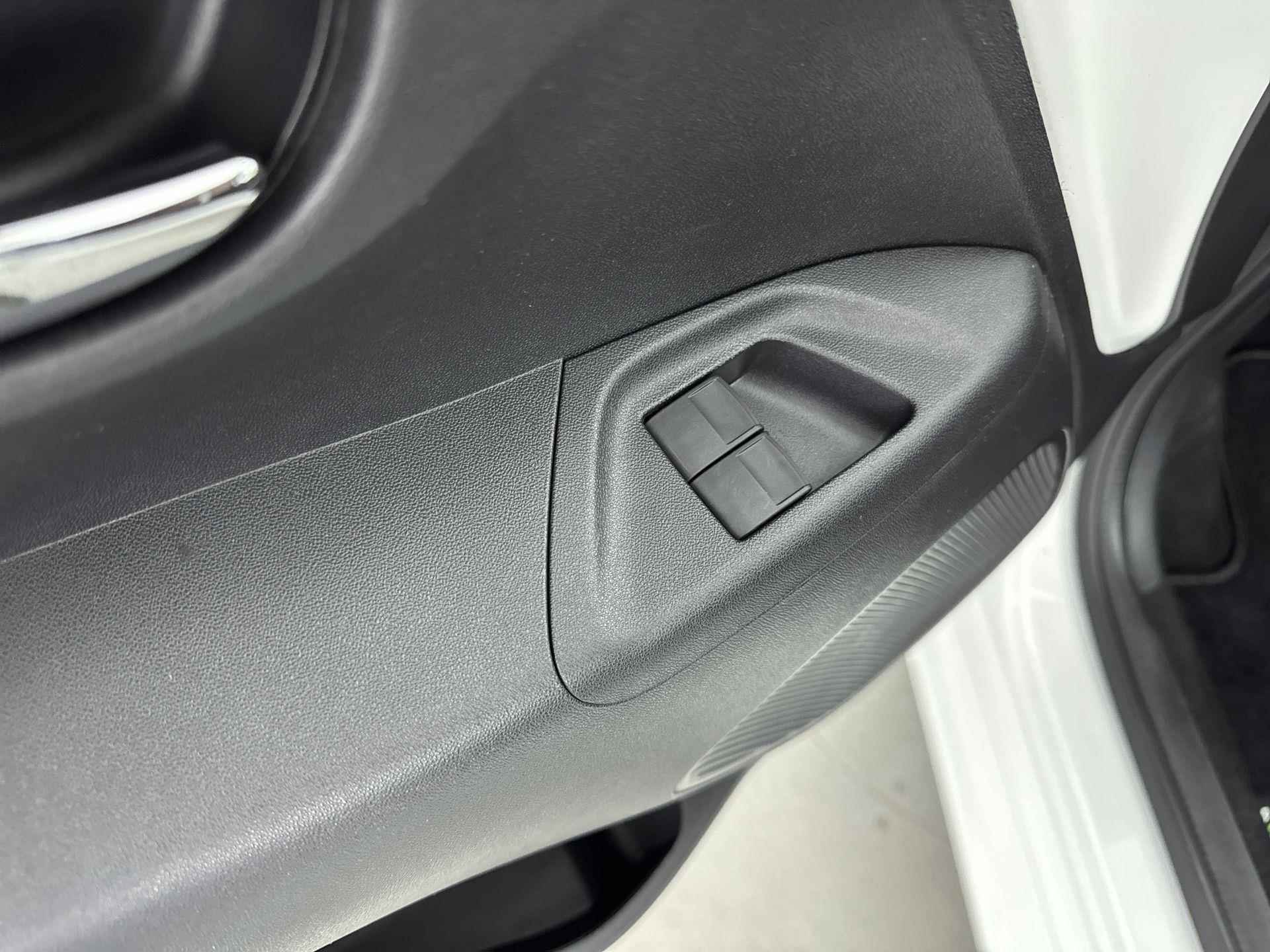 Peugeot 108 1.0 72 pk Allure TOP! | Camera | Carplay | Climate Control | Lichtmetalen Velgen | Keyless Entry - 18/33