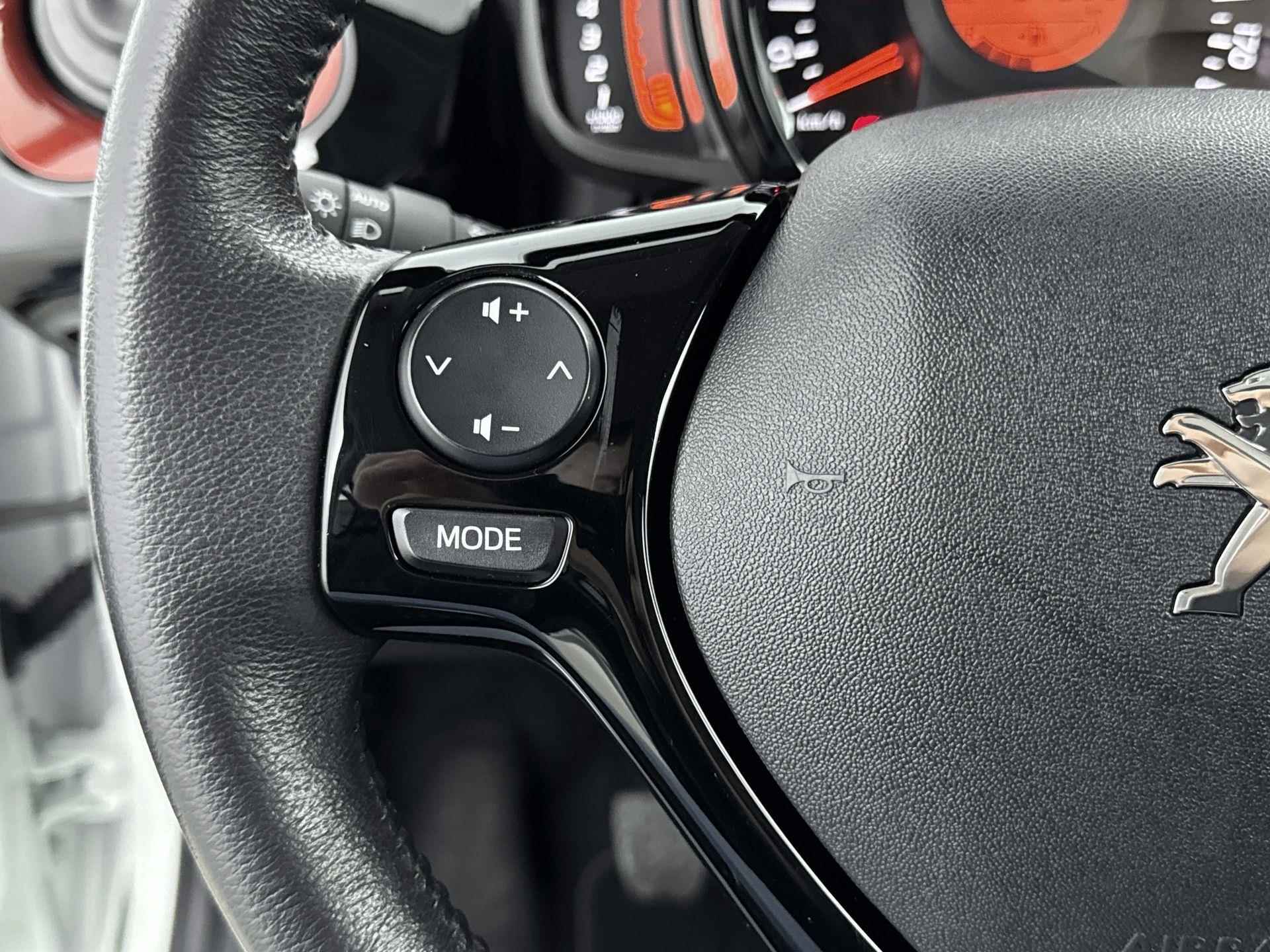 Peugeot 108 1.0 72 pk Allure TOP! | Camera | Carplay | Climate Control | Lichtmetalen Velgen | Keyless Entry - 19/33