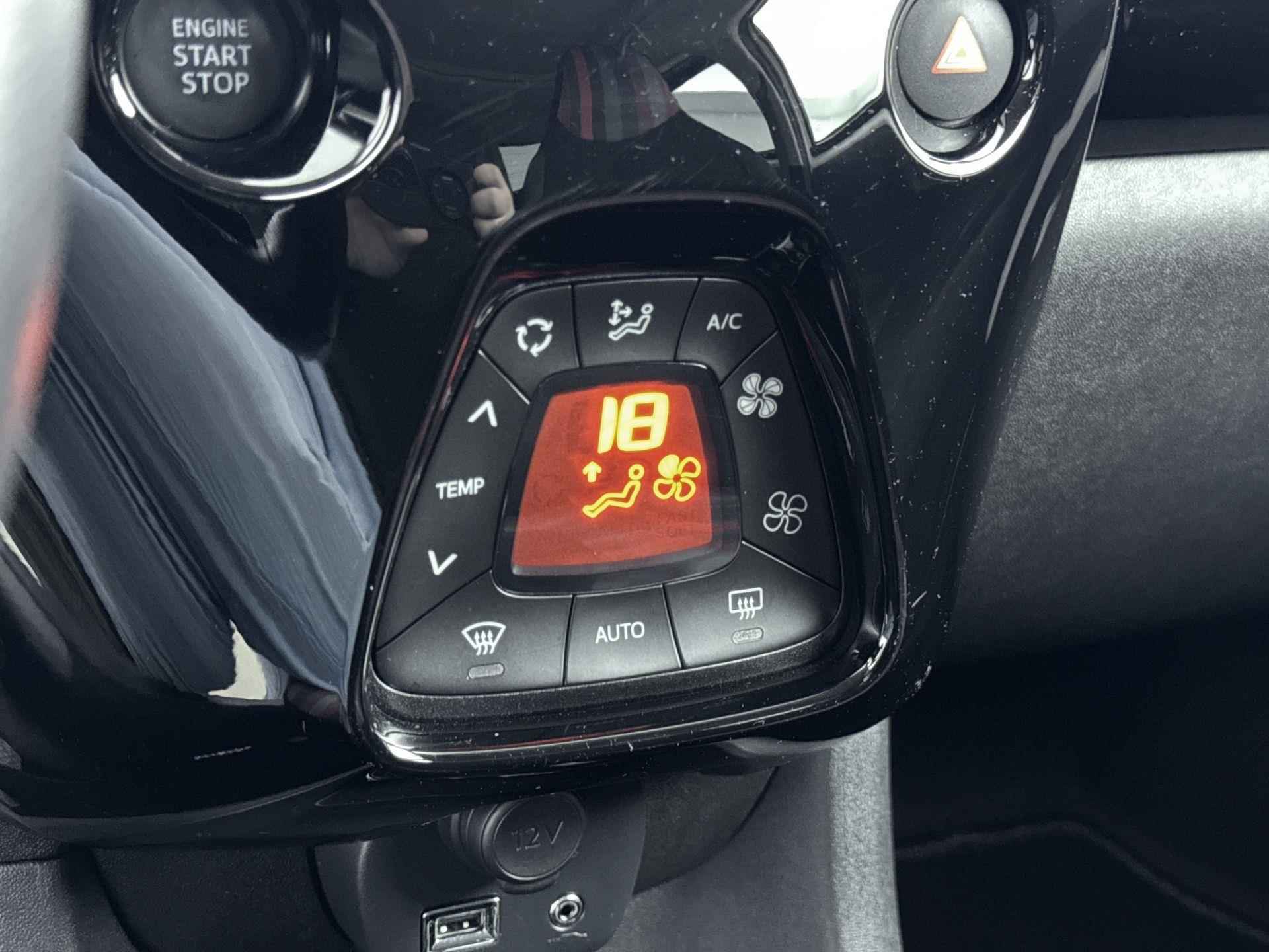 Peugeot 108 1.0 72 pk Allure TOP! | Camera | Carplay | Climate Control | Lichtmetalen Velgen | Keyless Entry - 22/33