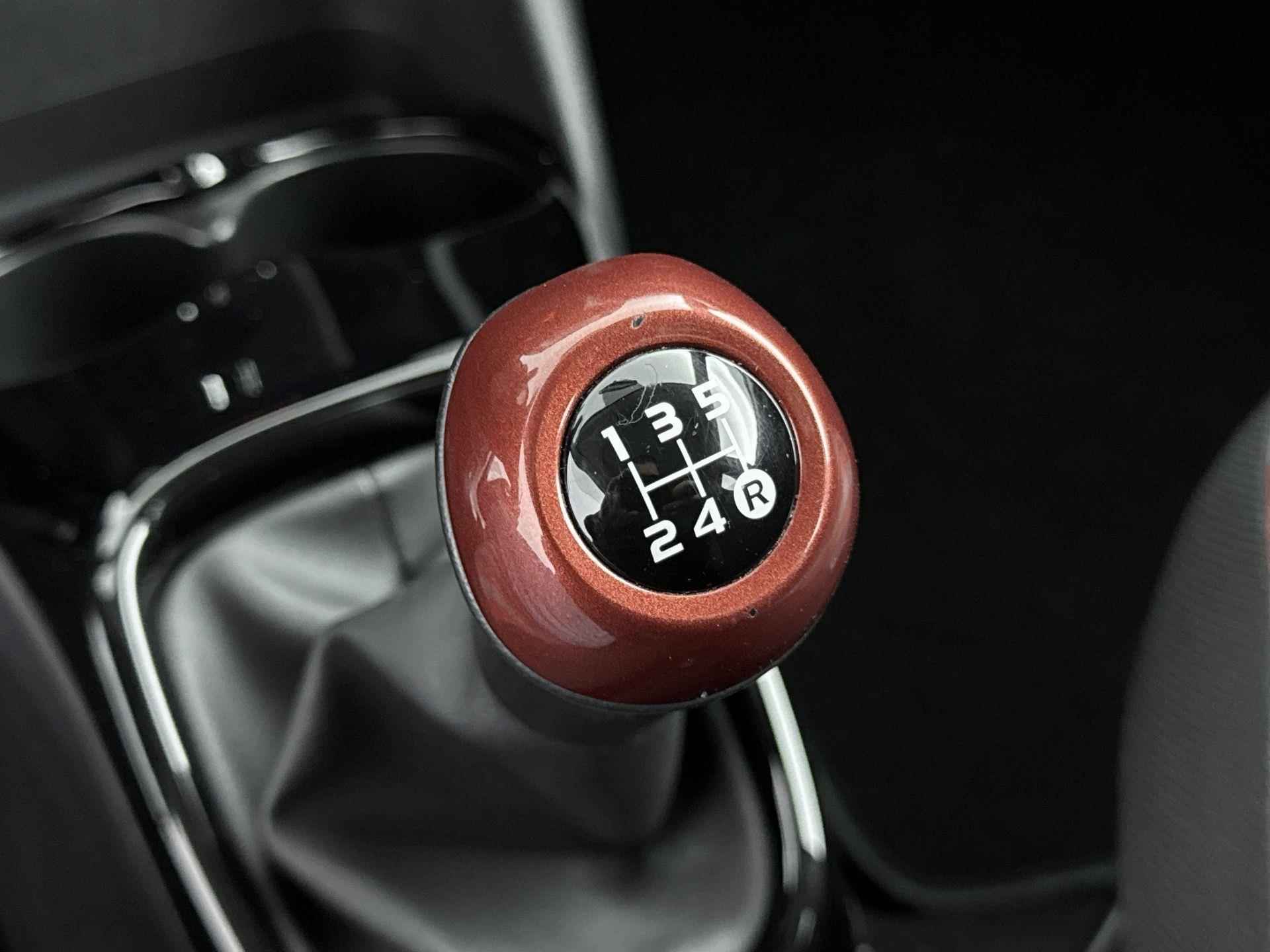 Peugeot 108 1.0 72 pk Allure TOP! | Camera | Carplay | Climate Control | Lichtmetalen Velgen | Keyless Entry - 23/33