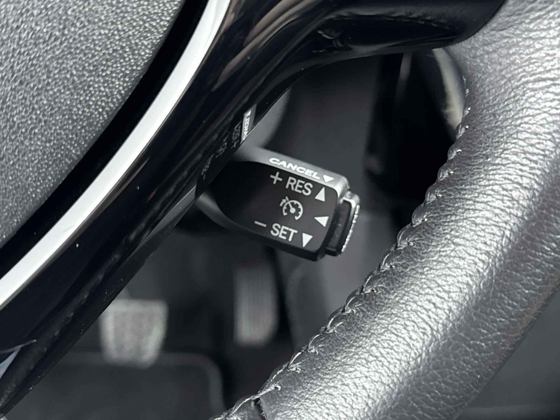 Peugeot 108 1.0 72 pk Allure TOP! | Camera | Carplay | Climate Control | Lichtmetalen Velgen | Keyless Entry - 29/33