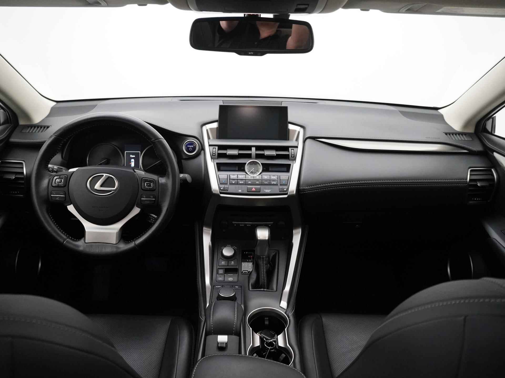Lexus NX 300h AWD Luxury Line | Panoramadak | Adaptive Cruise Control | Parkeersensoren voor en achter | - 4/32