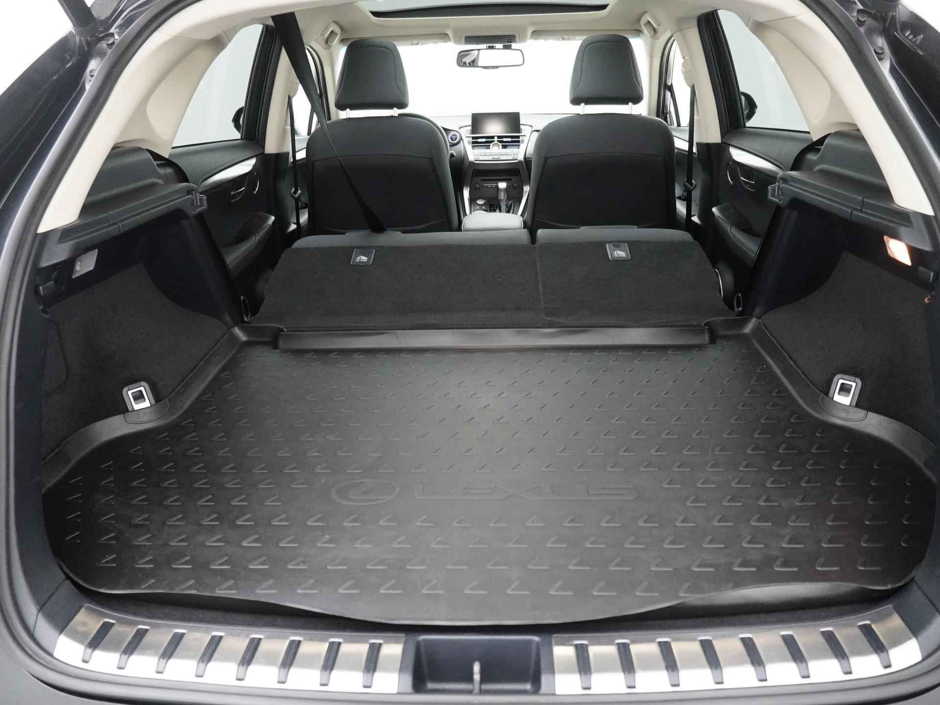 Lexus NX 300h AWD Luxury Line | Panoramadak | Adaptive Cruise Control | Parkeersensoren voor en achter | - 26/32