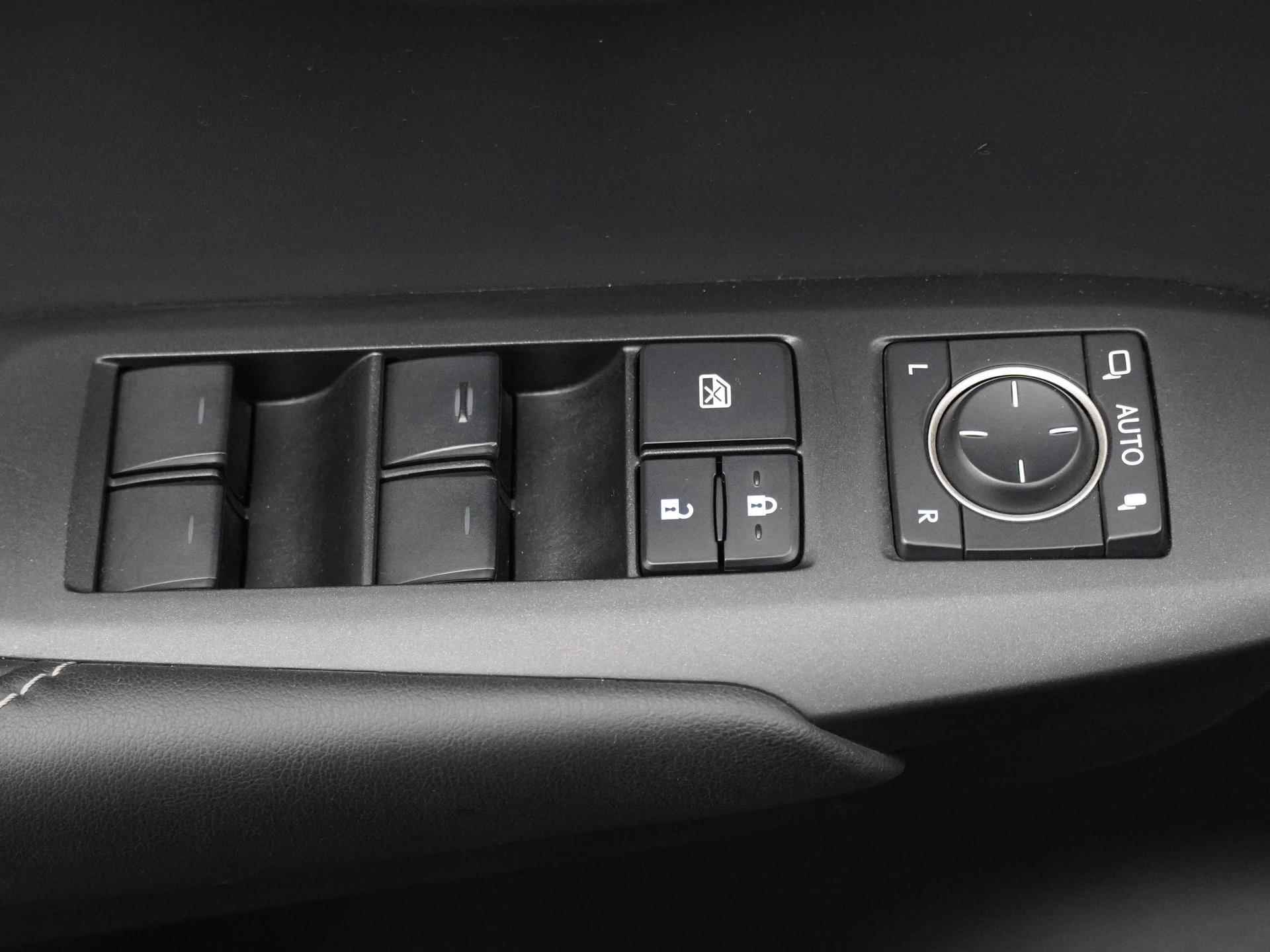Lexus NX 300h AWD Luxury Line | Panoramadak | Adaptive Cruise Control | Parkeersensoren voor en achter | - 28/32