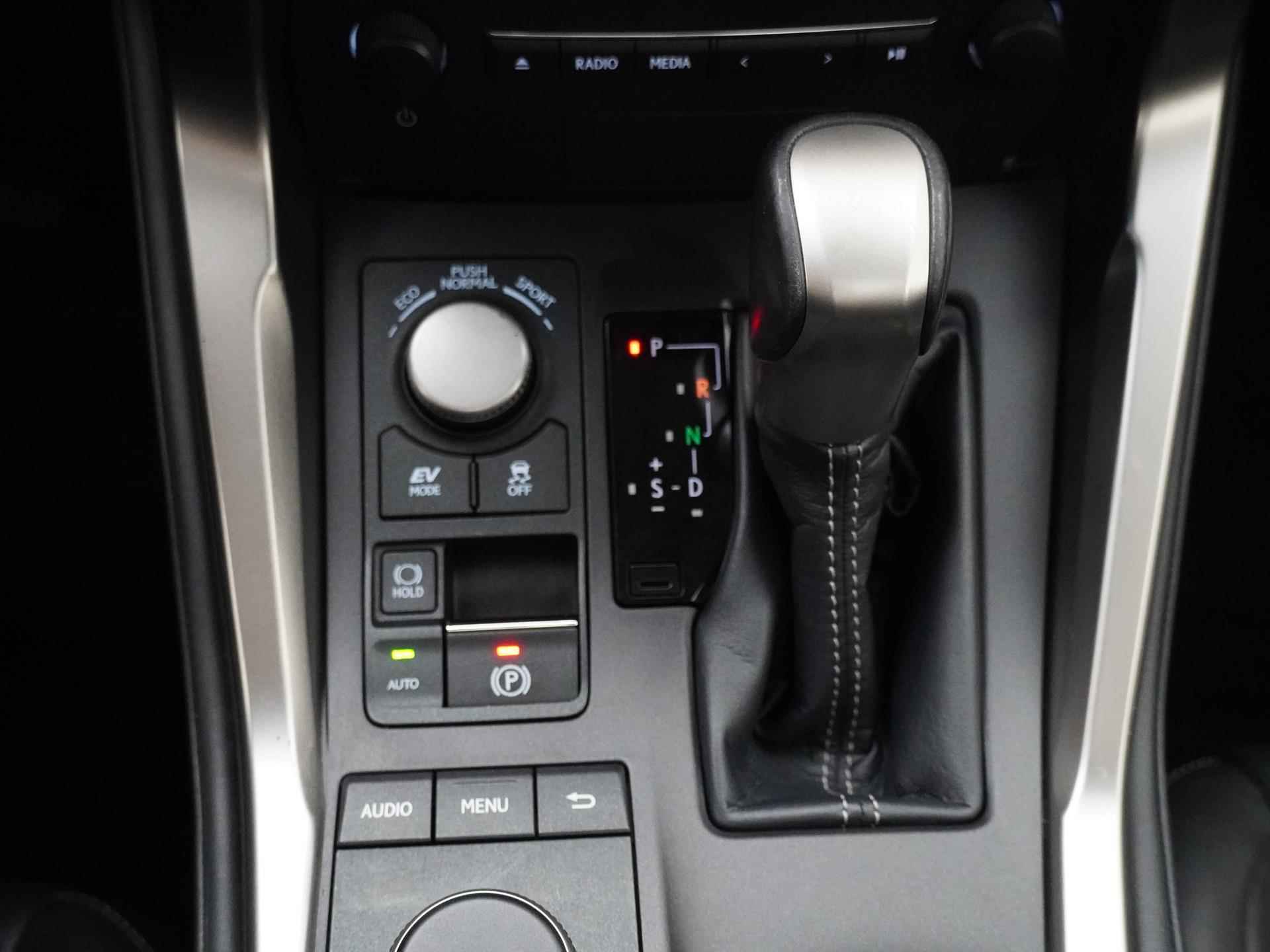 Lexus NX 300h AWD Luxury Line | Panoramadak | Adaptive Cruise Control | Parkeersensoren voor en achter | - 30/32